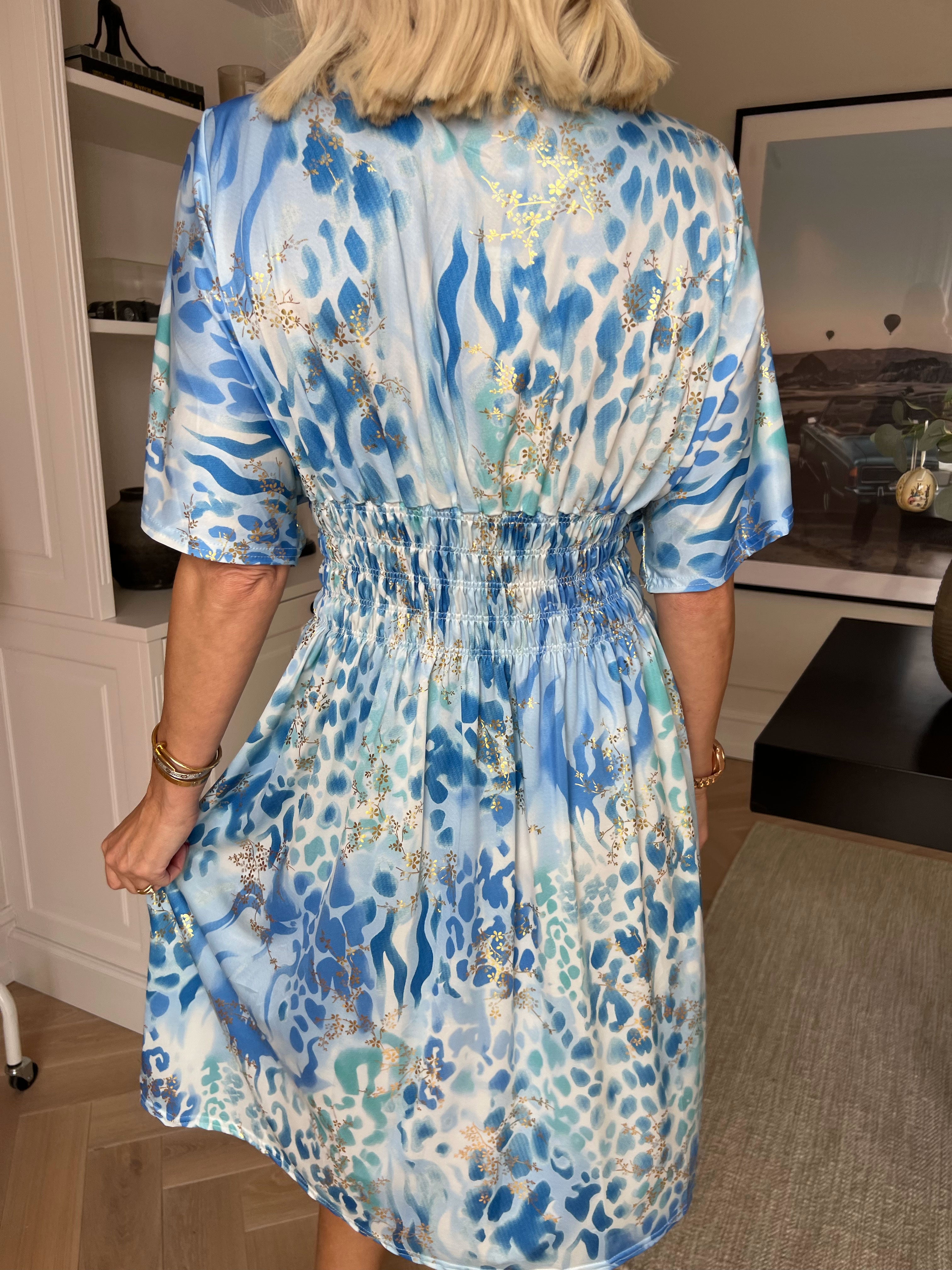 Pams Wild Short - Elastisk mønstret kjole med guld bladdetaljer