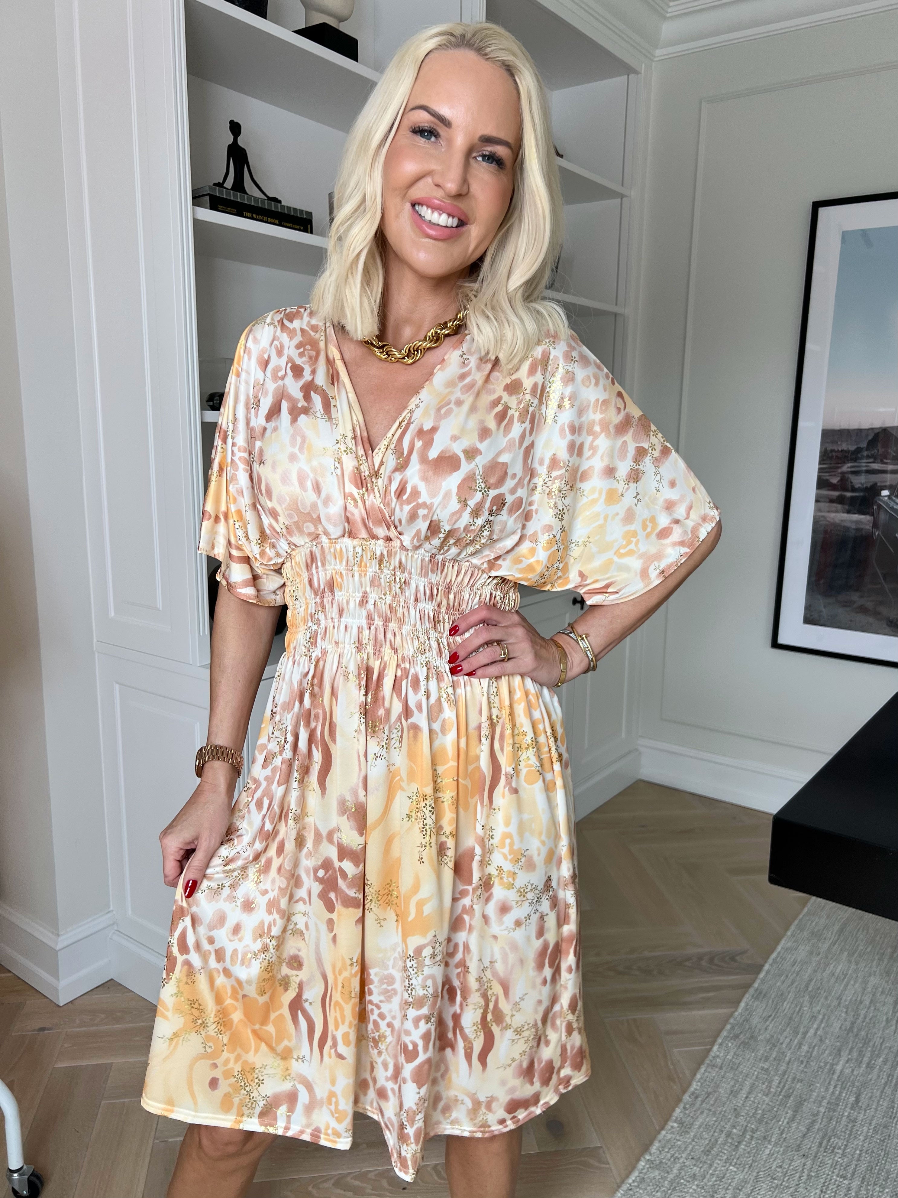 Pams Wild Short - Elastisk mønstret kjole med guld bladdetaljer