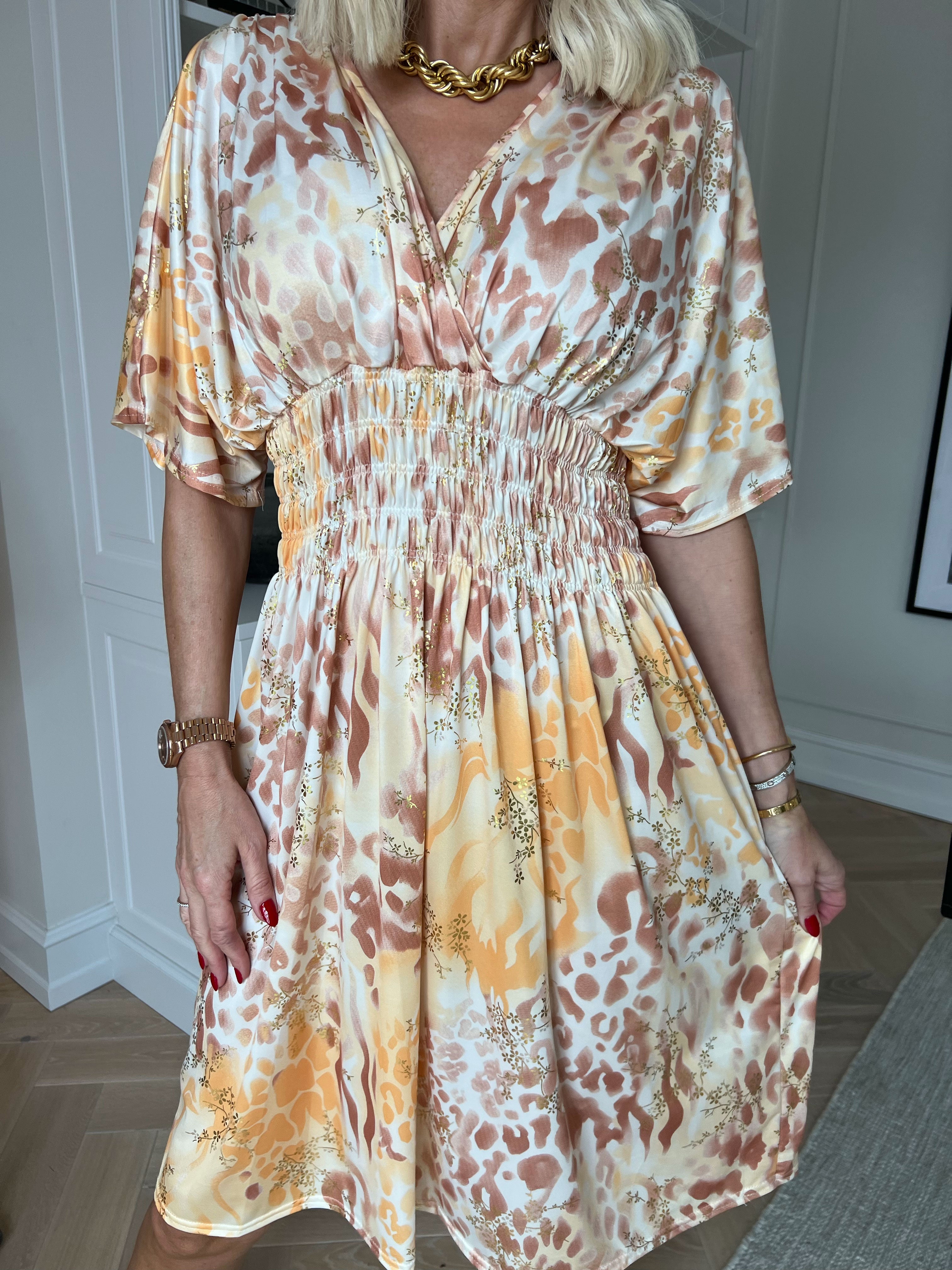 Pams Wild Short - Elastisk mønstret kjole med guld bladdetaljer