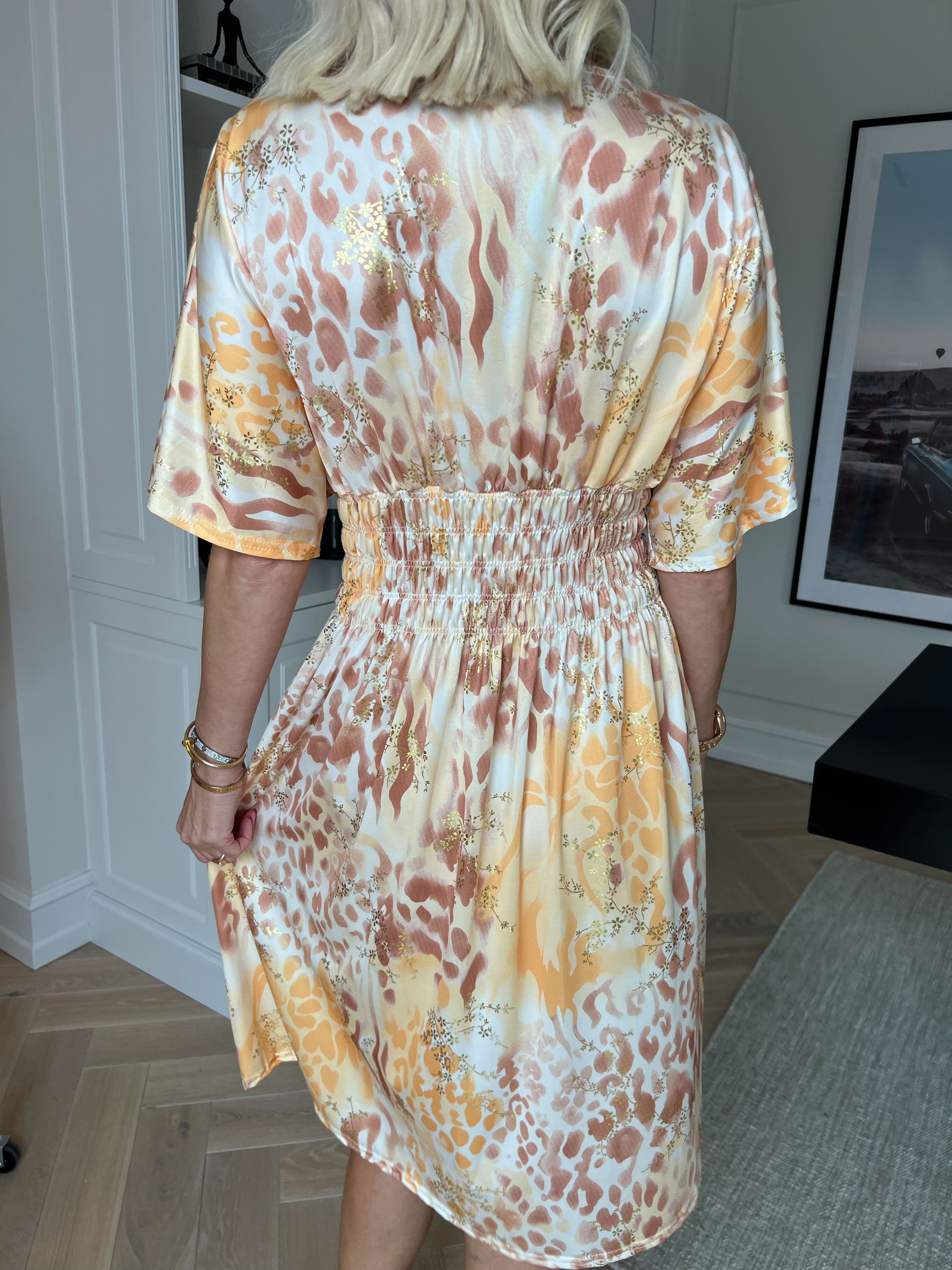 Pams Wild Short - Elastisk mønstret kjole med guld bladdetaljer