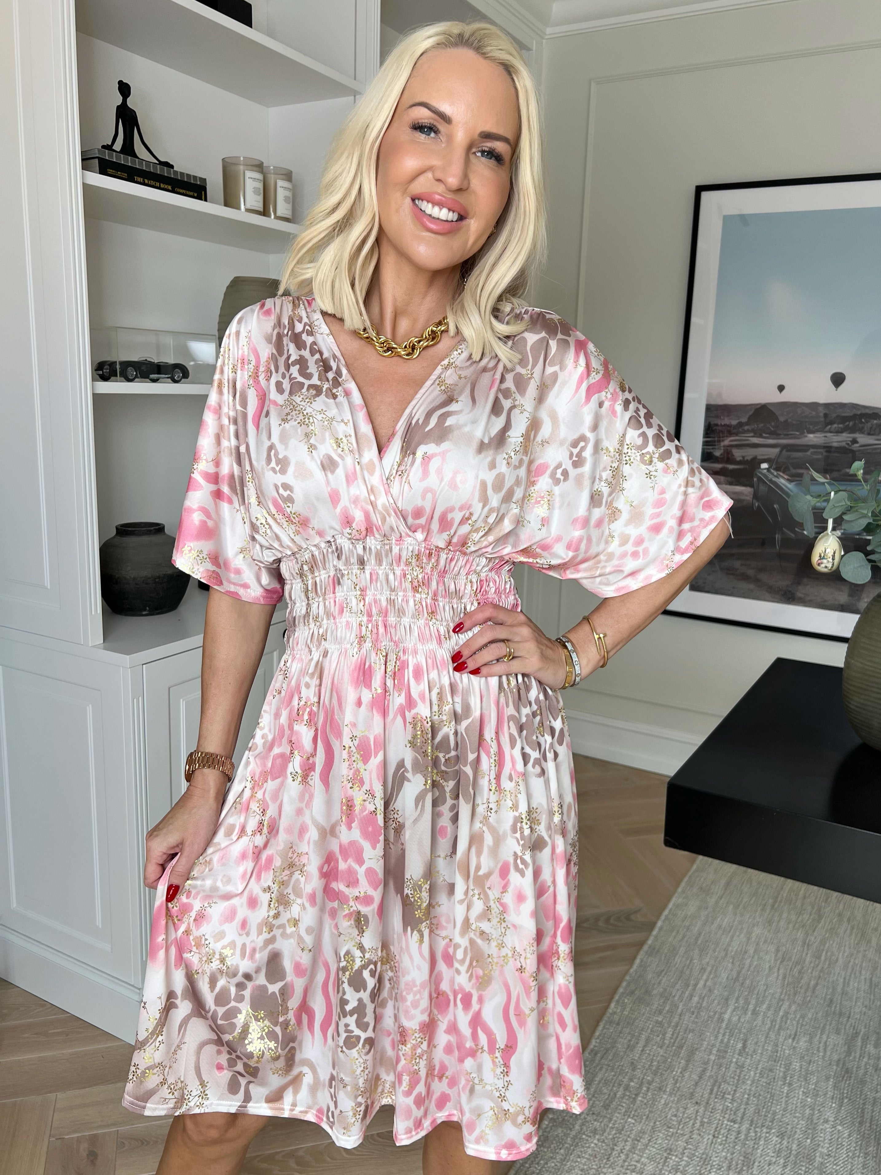 Pams Wild Short - Elastisk mønstret kjole med guld bladdetaljer