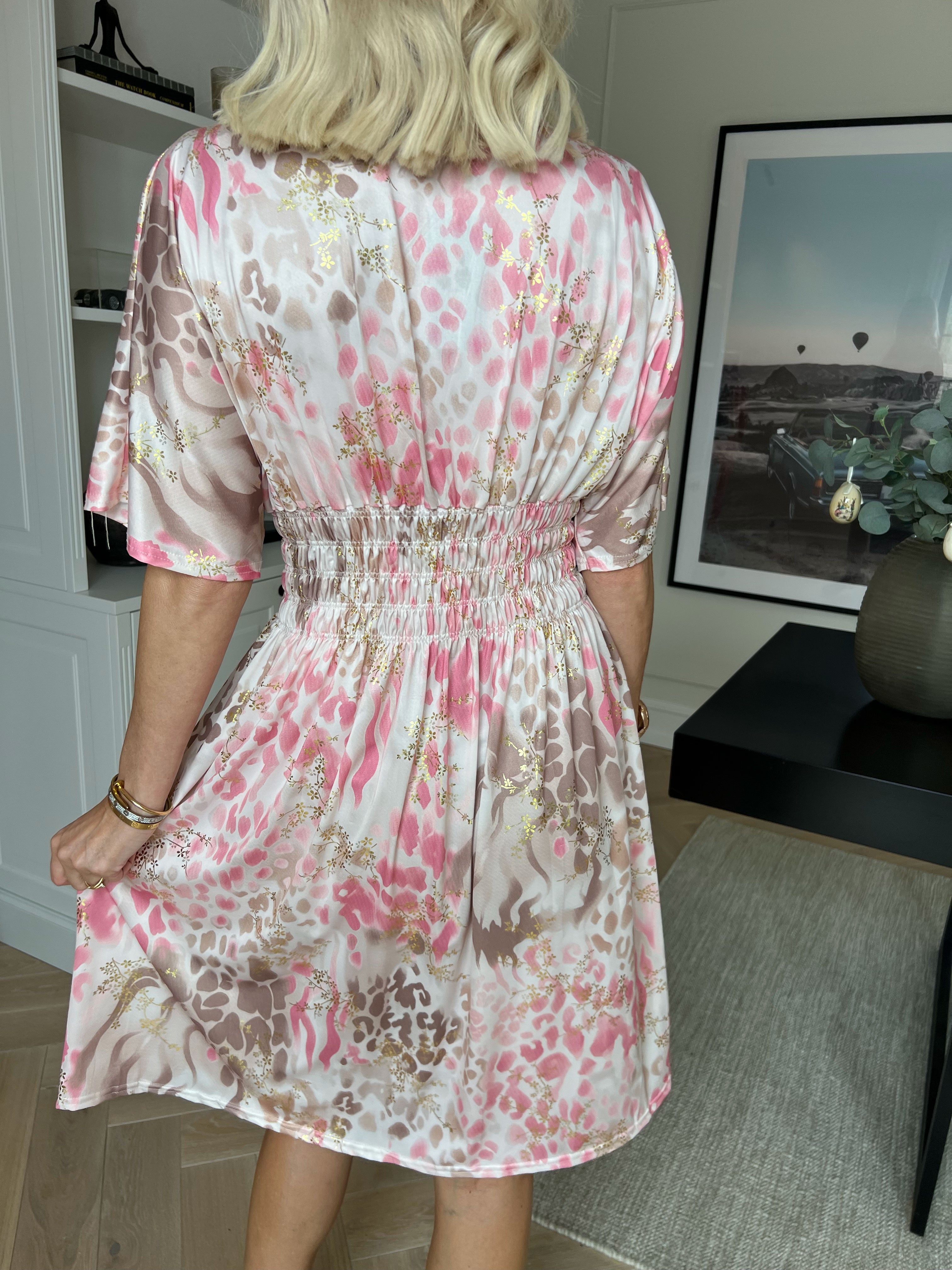 Pams Wild Short - Elastisk mønstret kjole med guld bladdetaljer