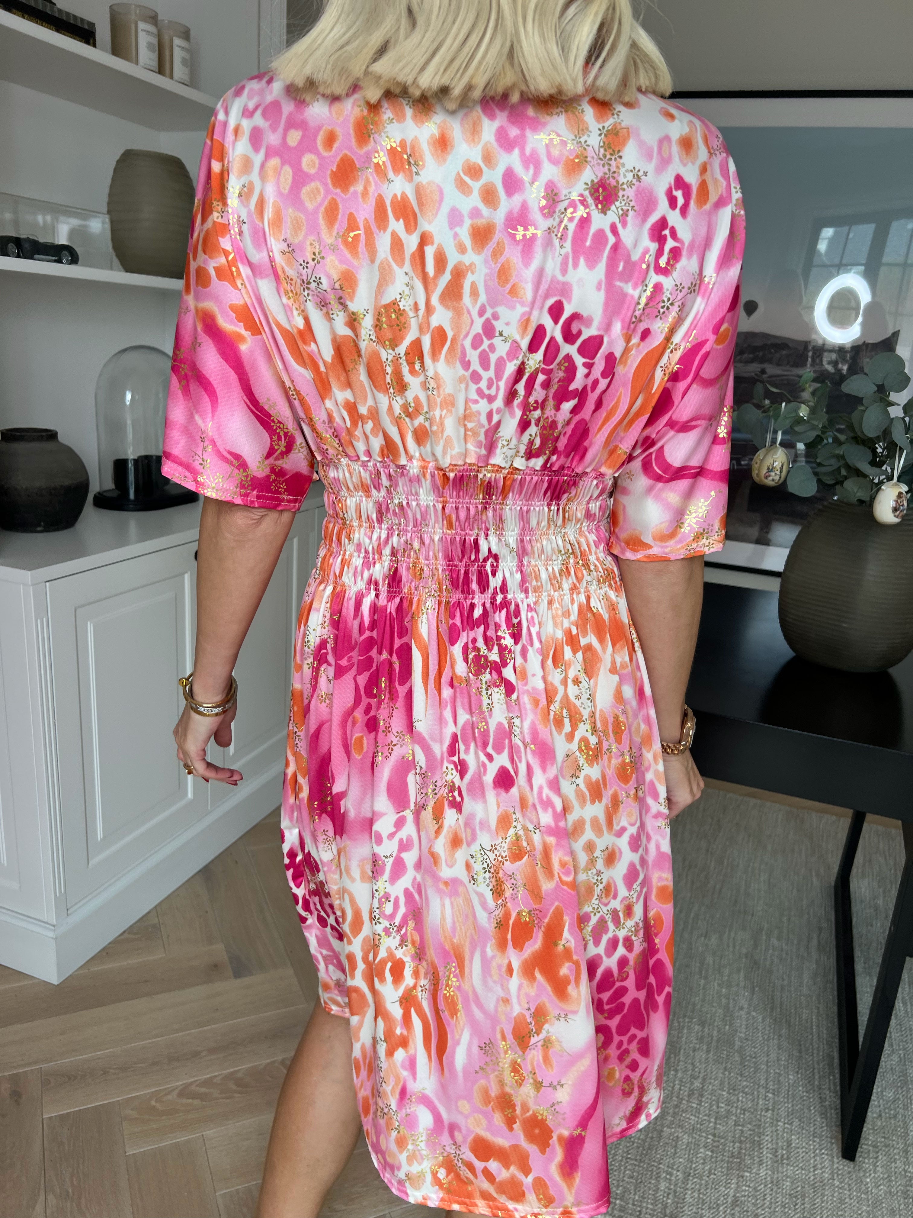 Pams Wild Short - Elastisk mønstret kjole med guld bladdetaljer