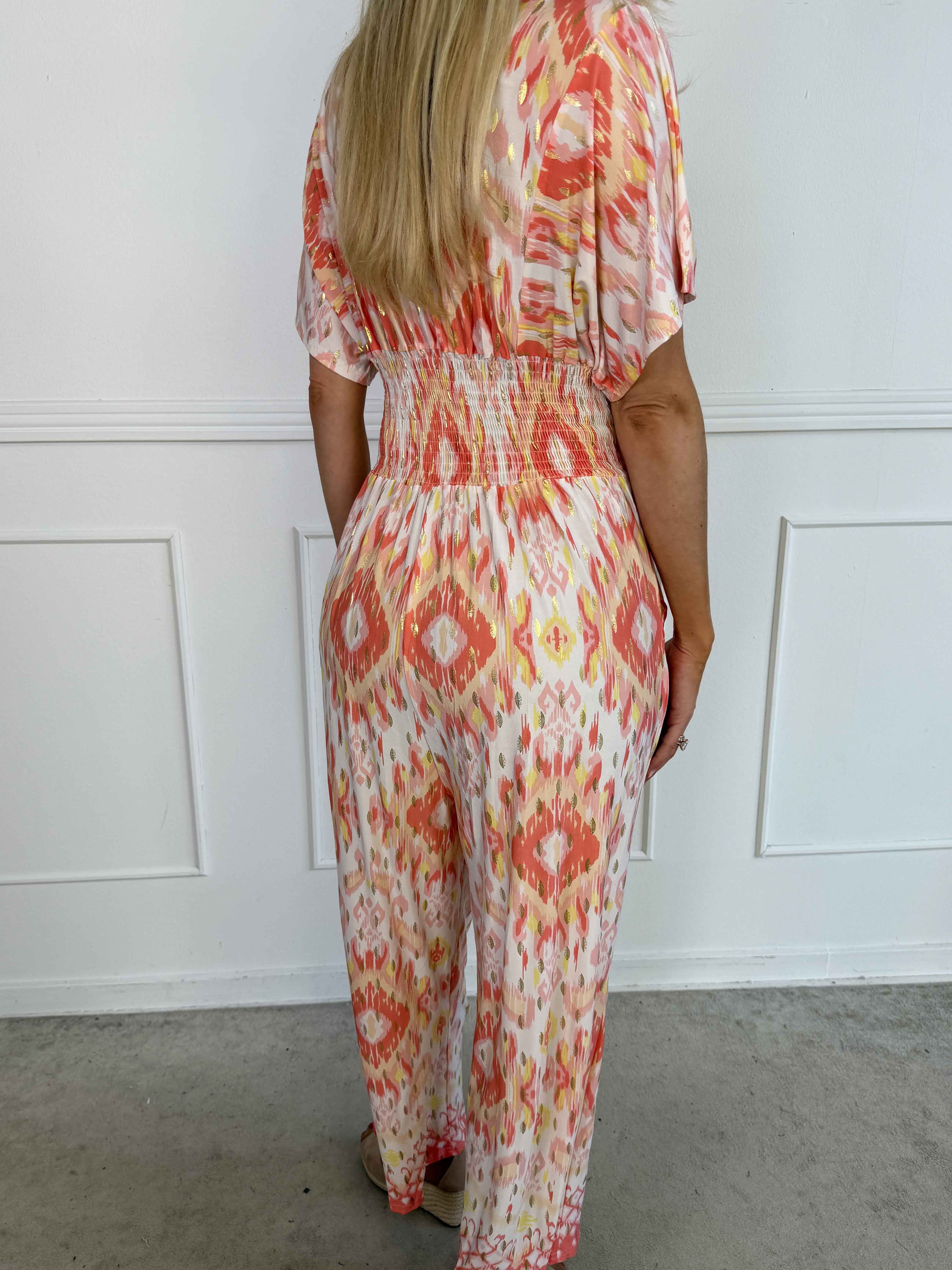 Pams Artsy Jumpsuit - Elastisk mønstret buksedragt med guld dutter
