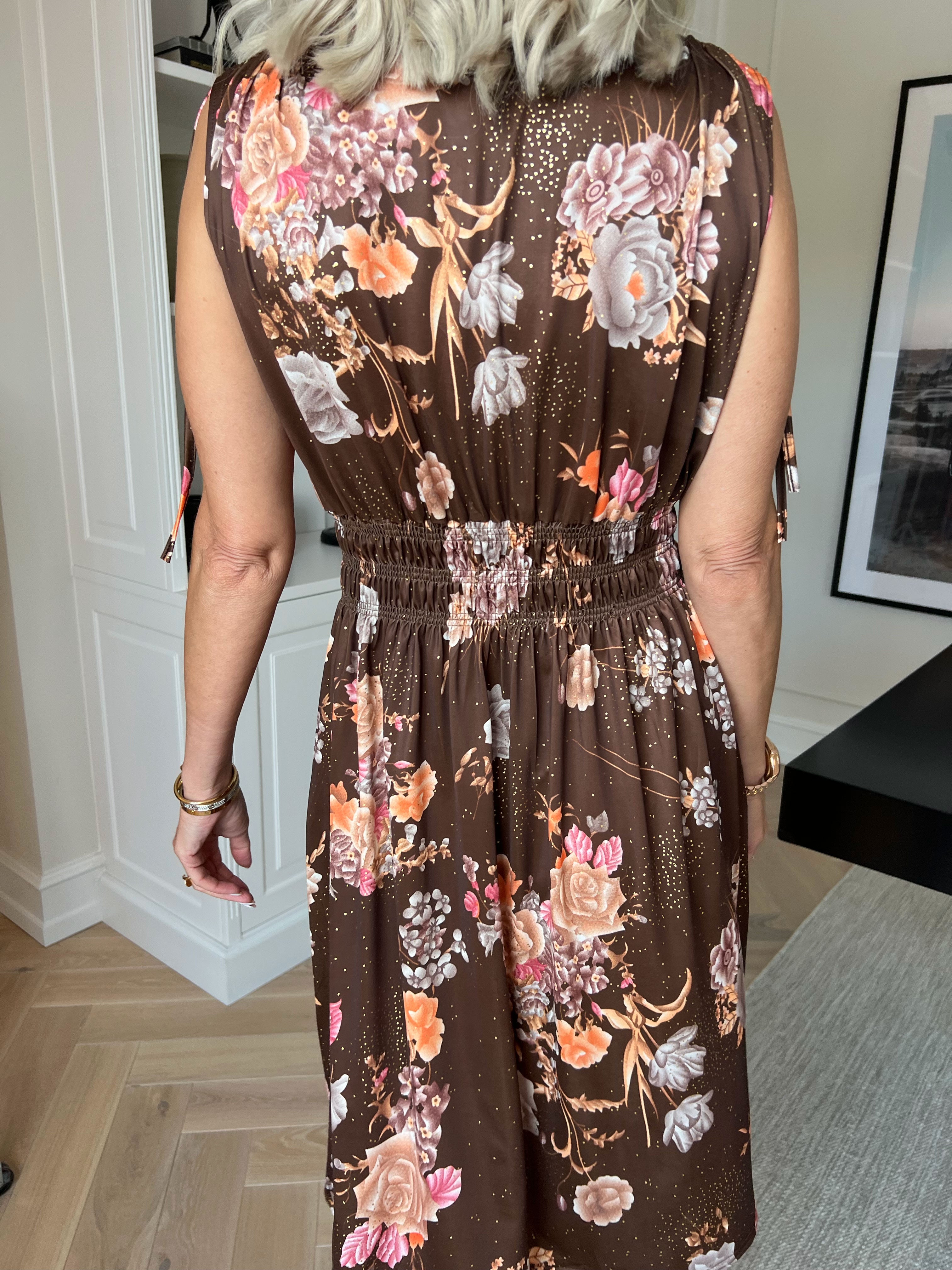 Pams Bouquet Short - Kort elastisk kjole med blomster, guld støv og lommer