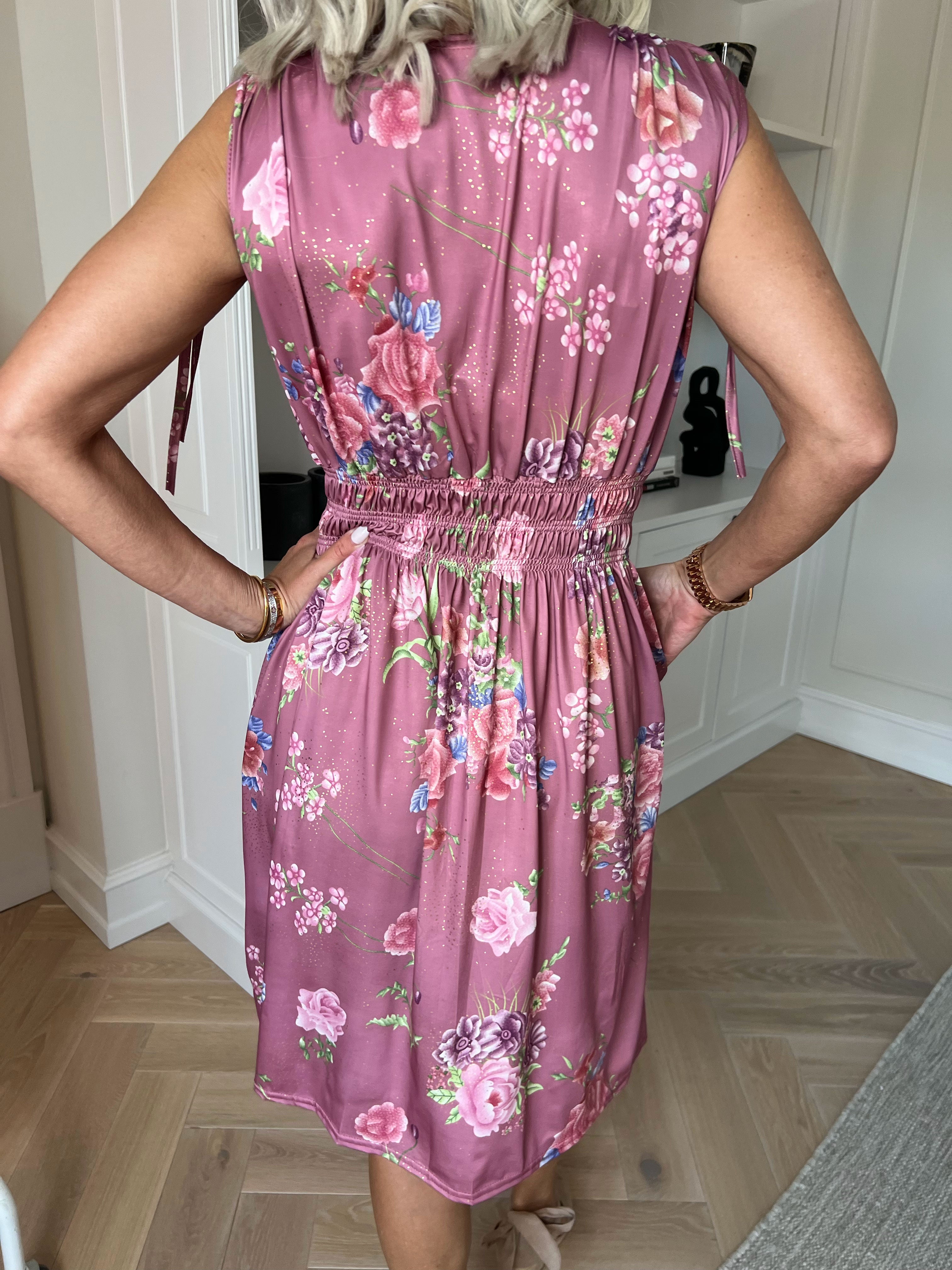 Pams Bouquet Short - Kort elastisk kjole med blomster, guld støv og lommer