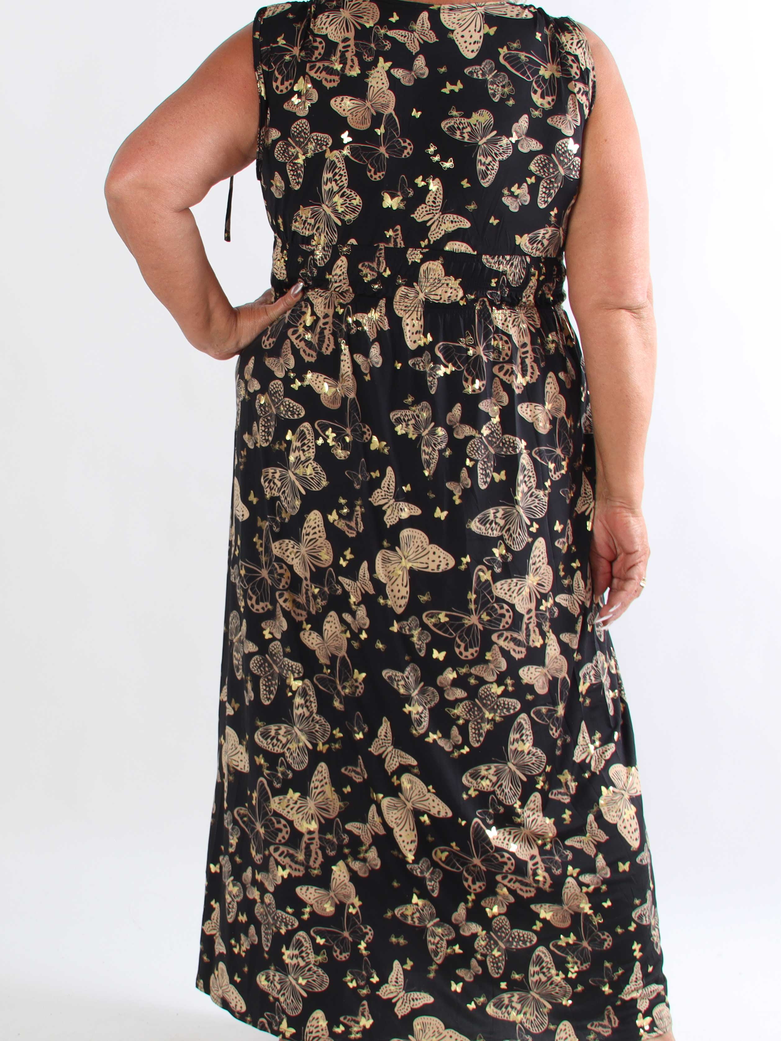 Pams Butterfly Sleeveless - Lang plus size kjole med sommerfugleprint og gulddetaljer