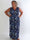 Pams Butterfly Sleeveless - Lang plus size kjole med sommerfugleprint og gulddetaljer
