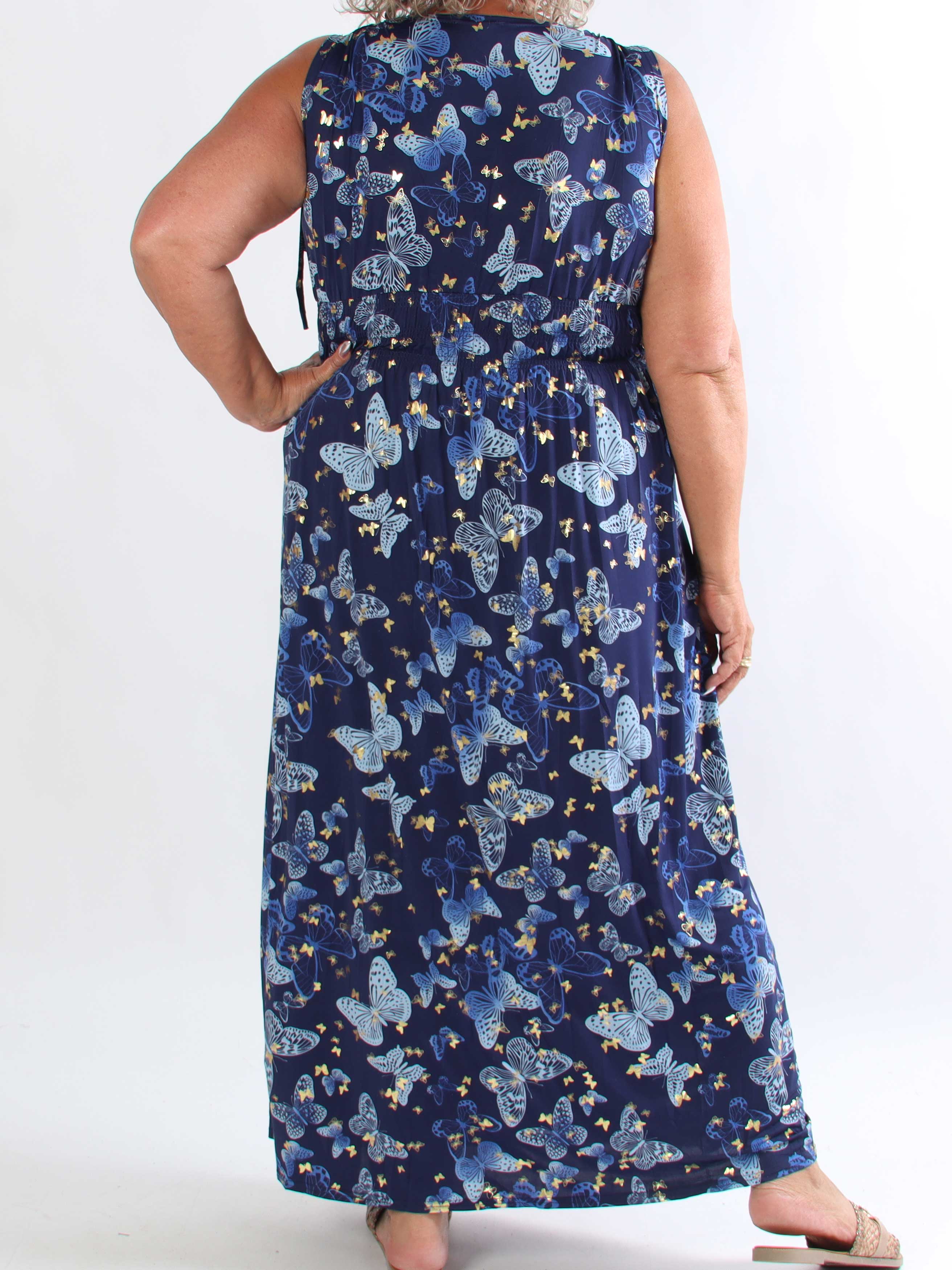 Pams Butterfly Sleeveless - Lang plus size kjole med sommerfugleprint og gulddetaljer