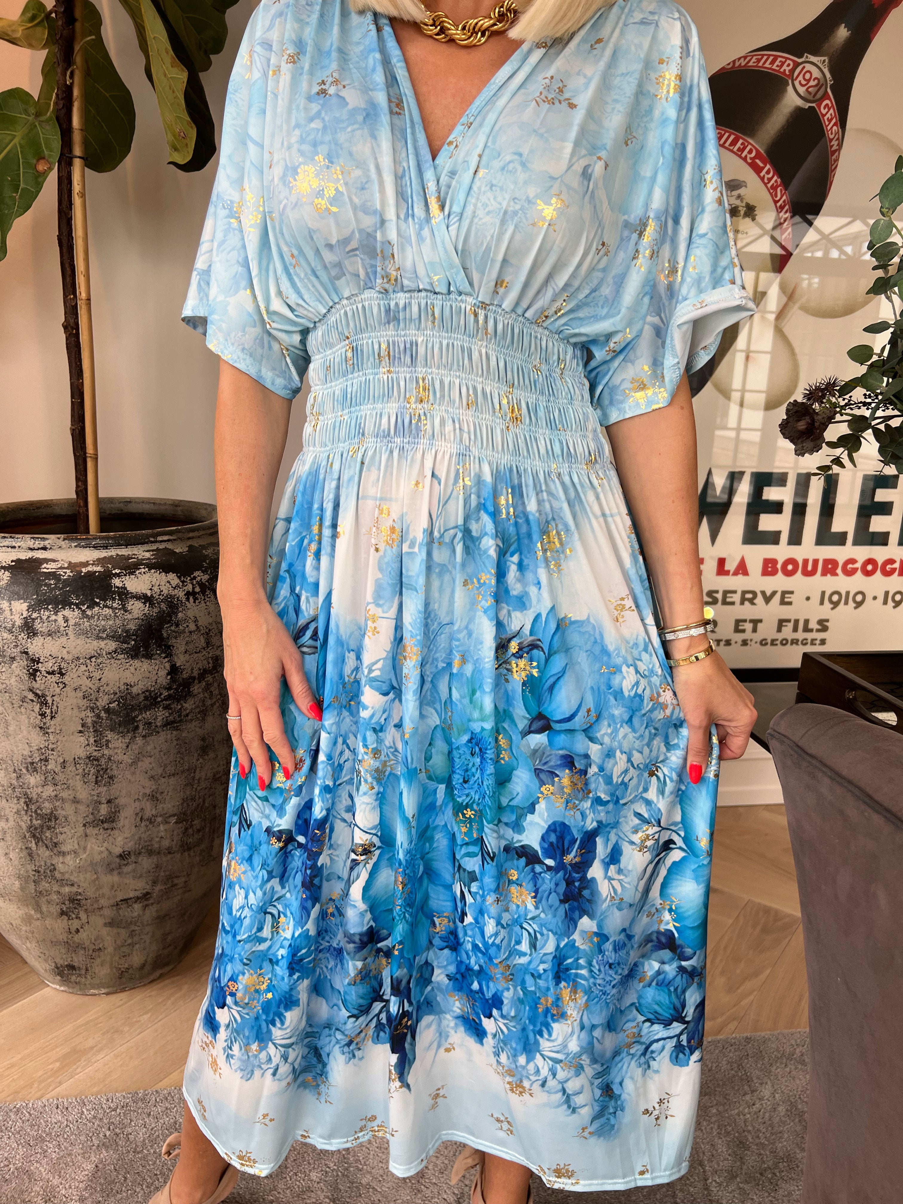 Pams Ethereal Midi - Elastisk kjole med blomster motiver og guld detaljer