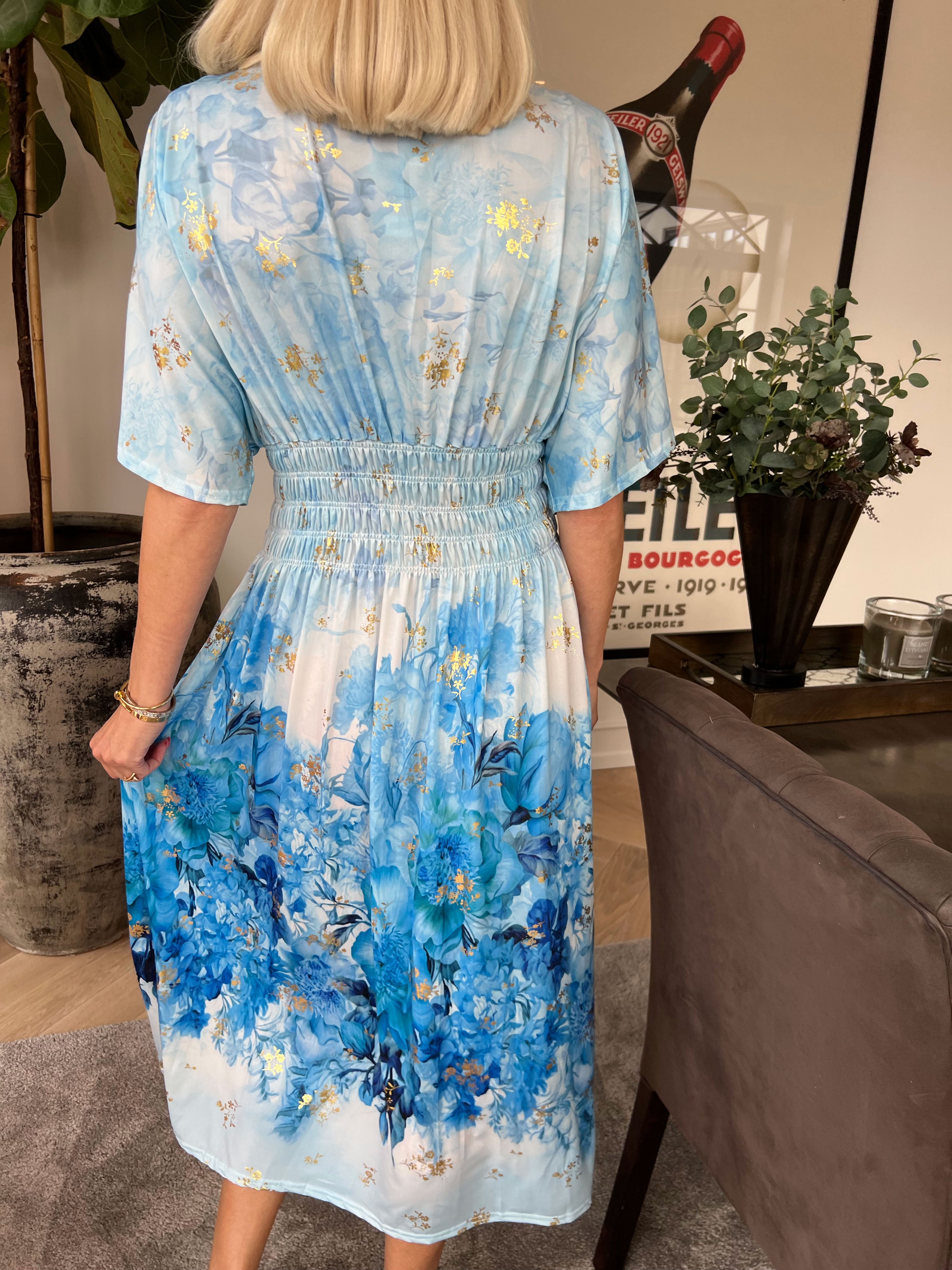 Pams Ethereal Midi - Elastisk kjole med blomster motiver og guld detaljer