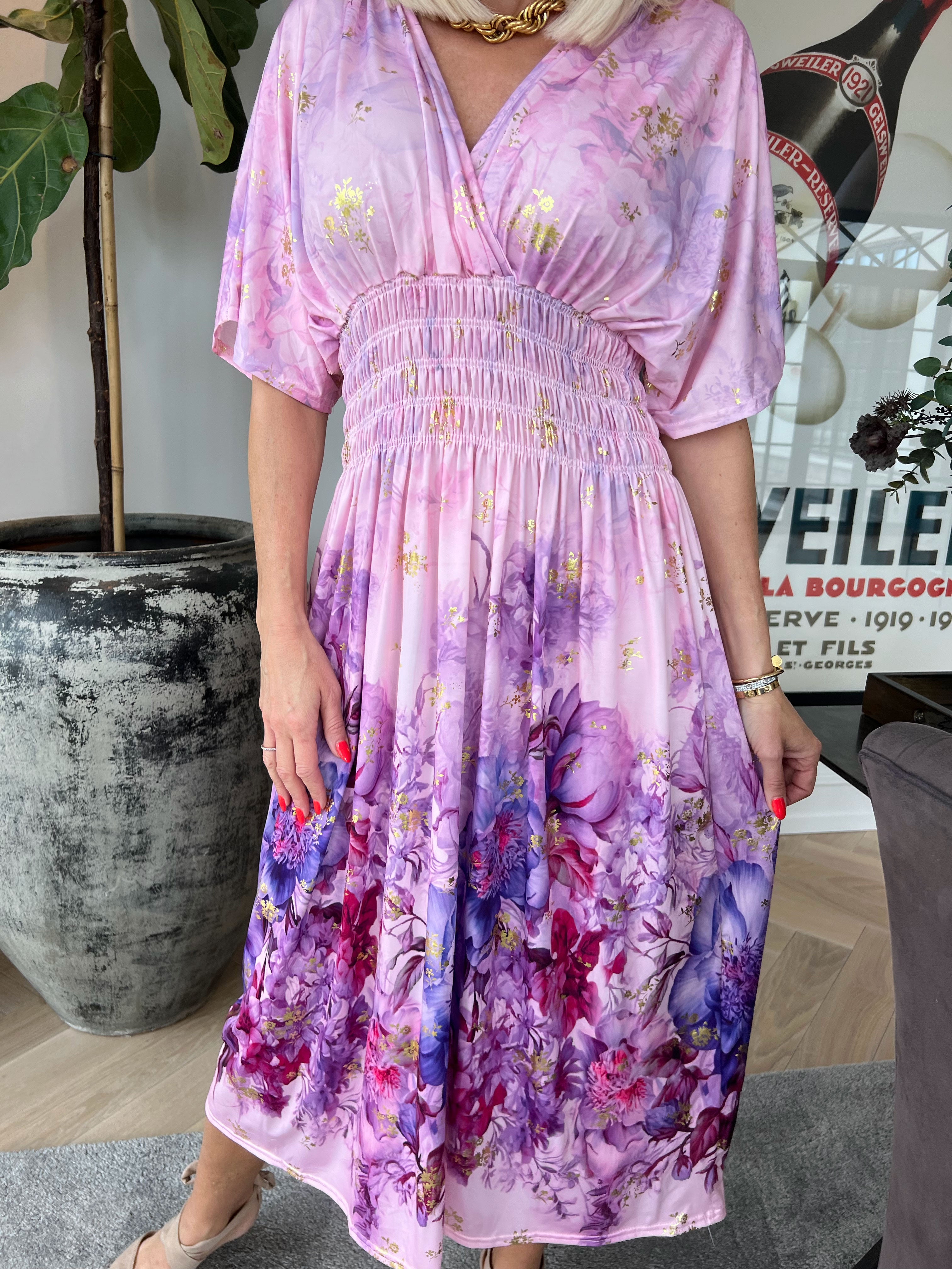 Pams Ethereal Midi - Elastisk kjole med blomster motiver og guld detaljer