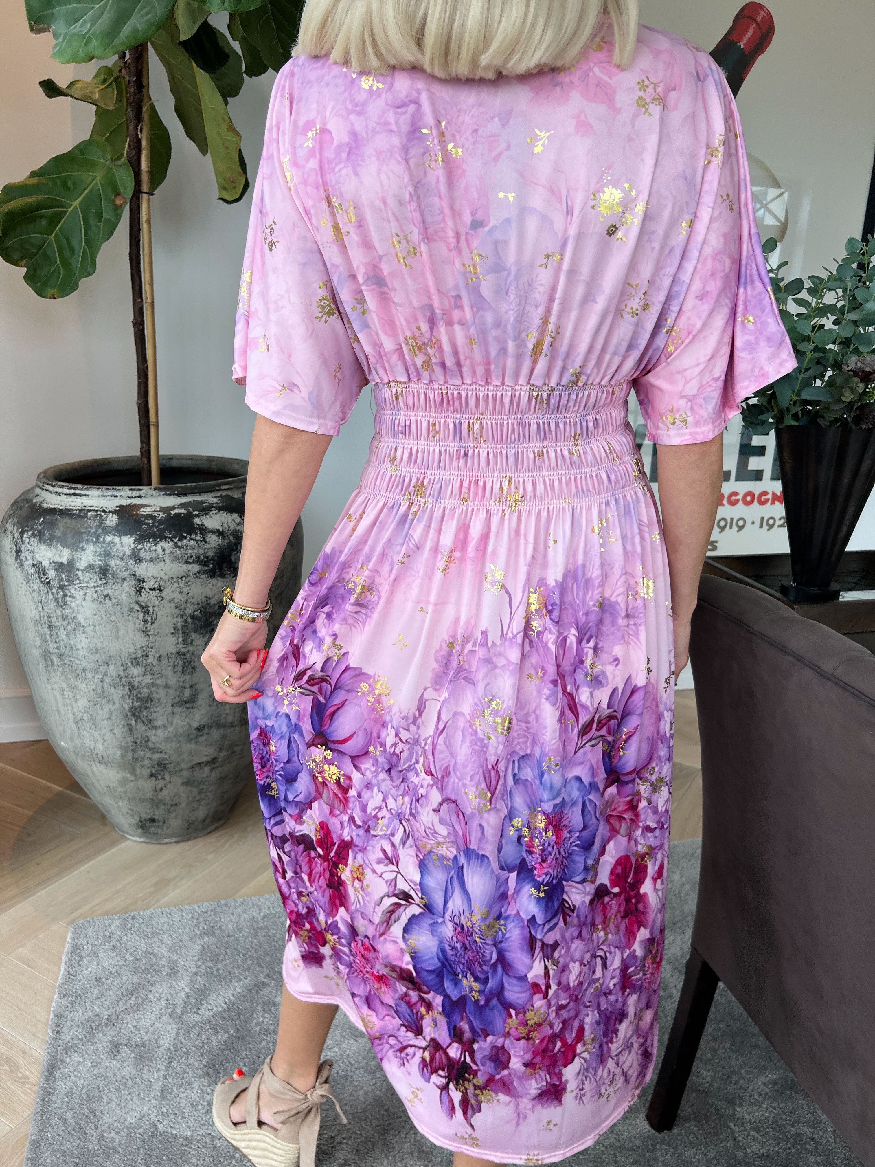 Pams Ethereal Midi - Elastisk kjole med blomster motiver og guld detaljer