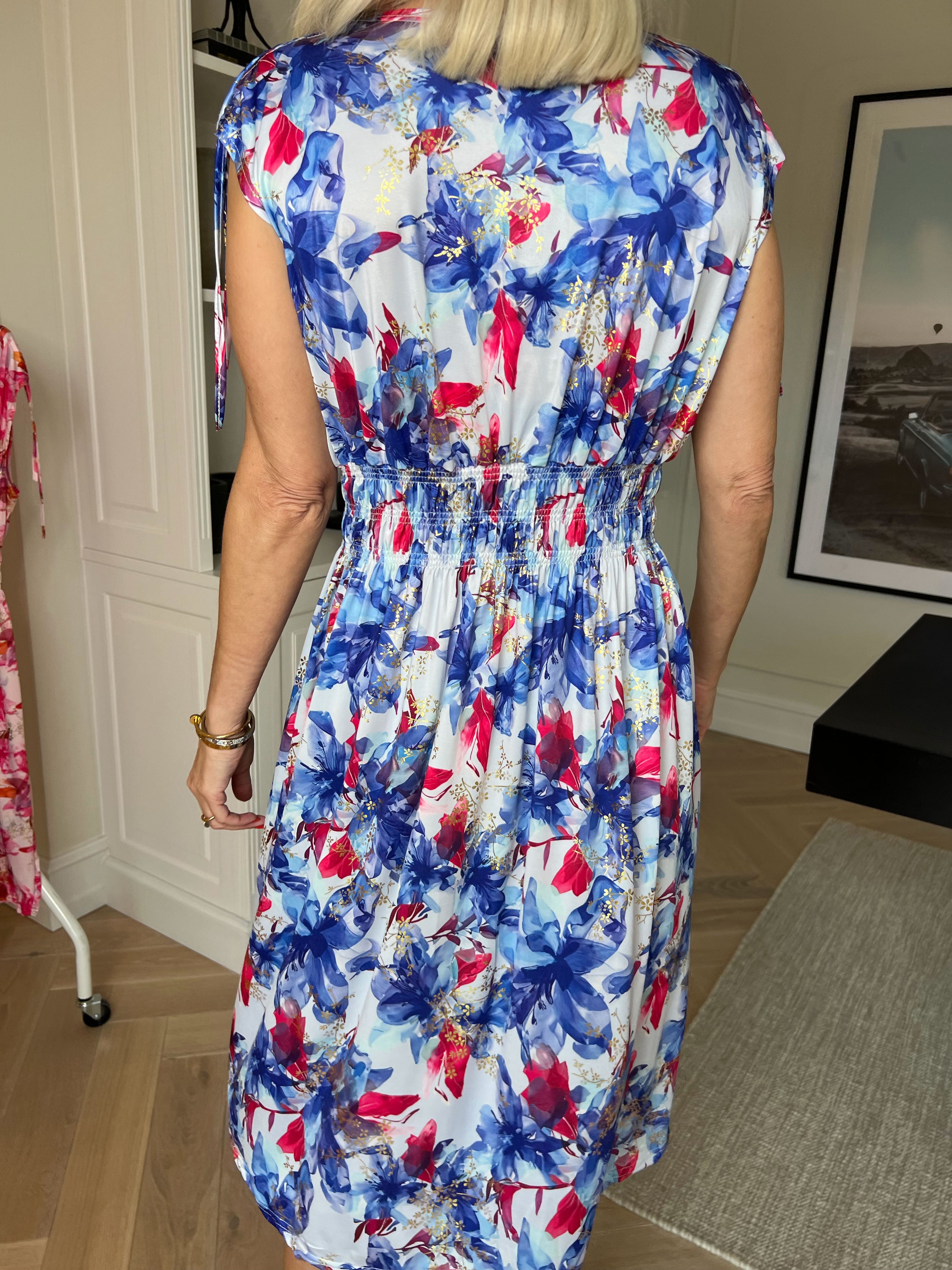 Pams Flourish Short - Elastisk blomstret kjole med guld detaljer