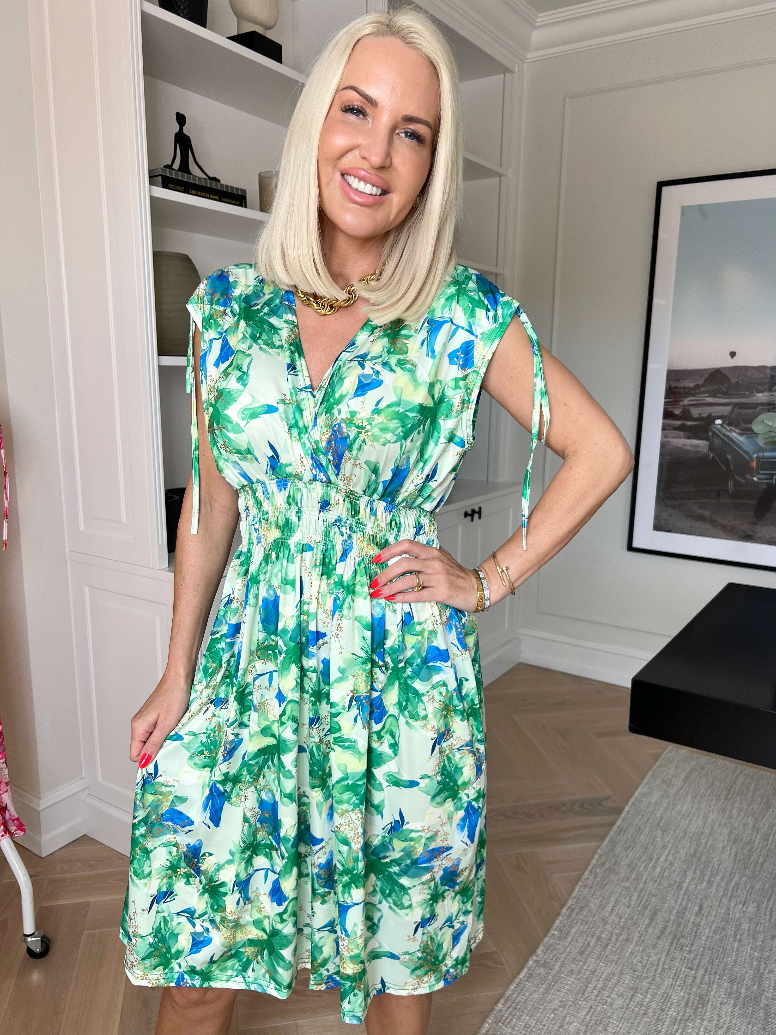 Pams Flourish Short - Elastisk blomstret kjole med guld detaljer