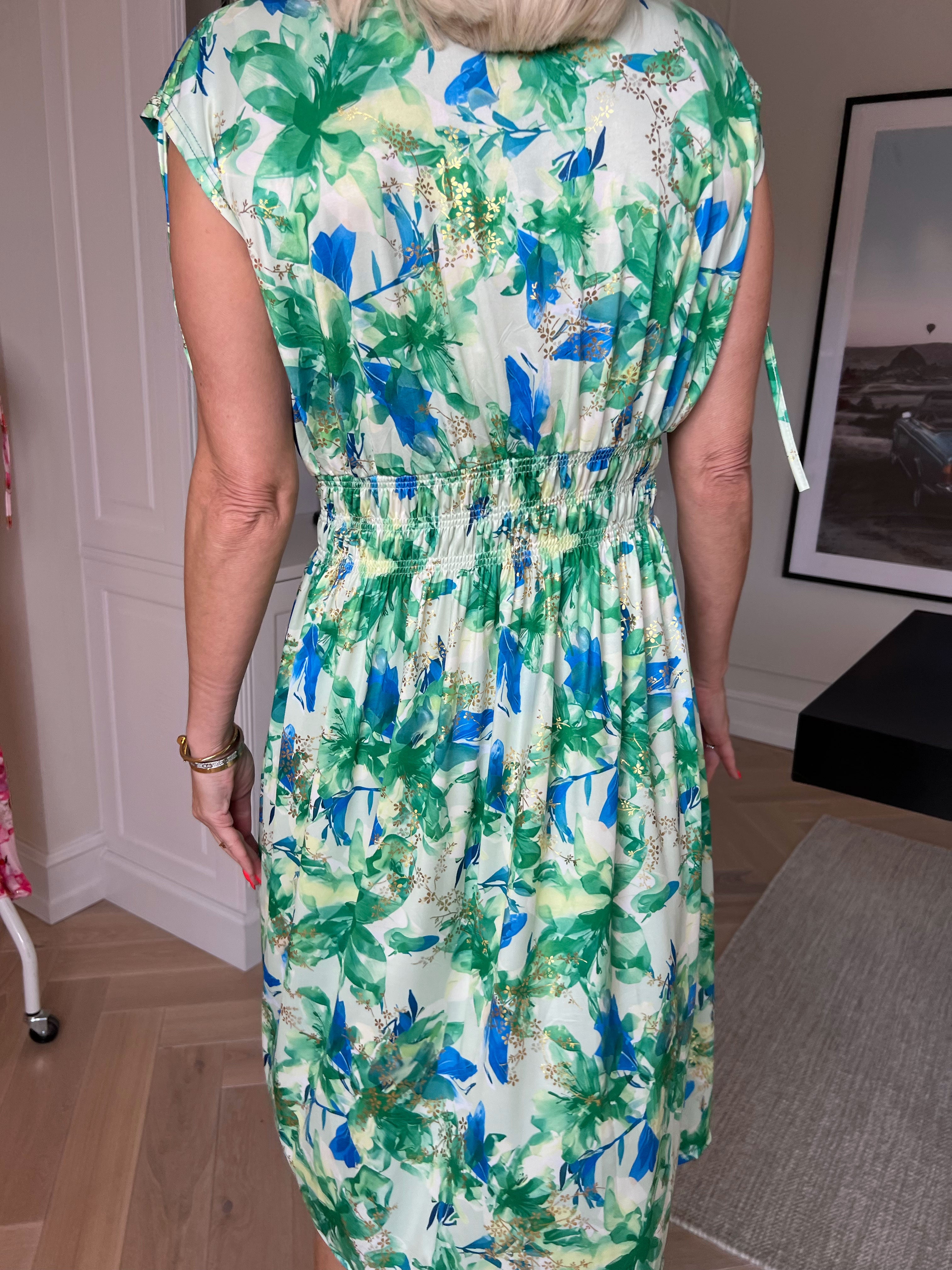 Pams Flourish Short - Elastisk blomstret kjole med guld detaljer