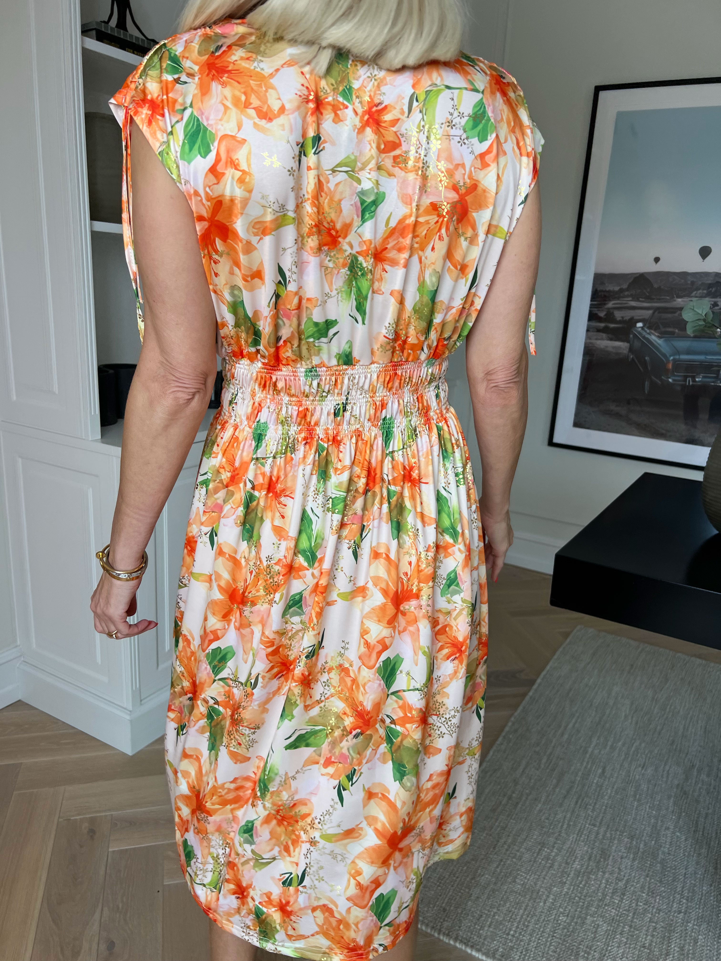 Pams Flourish Short - Elastisk blomstret kjole med guld detaljer