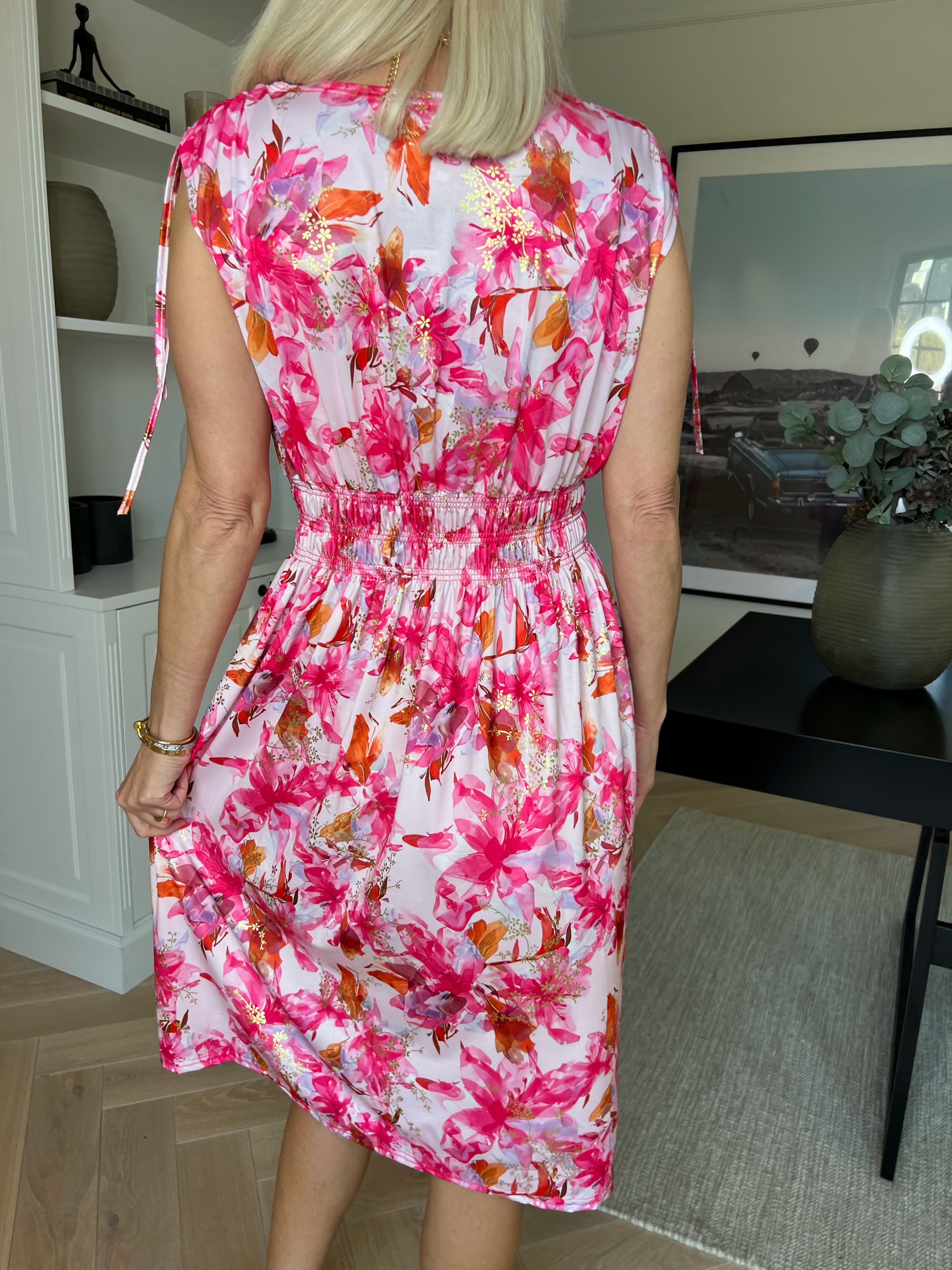 Pams Flourish Short - Elastisk blomstret kjole med guld detaljer