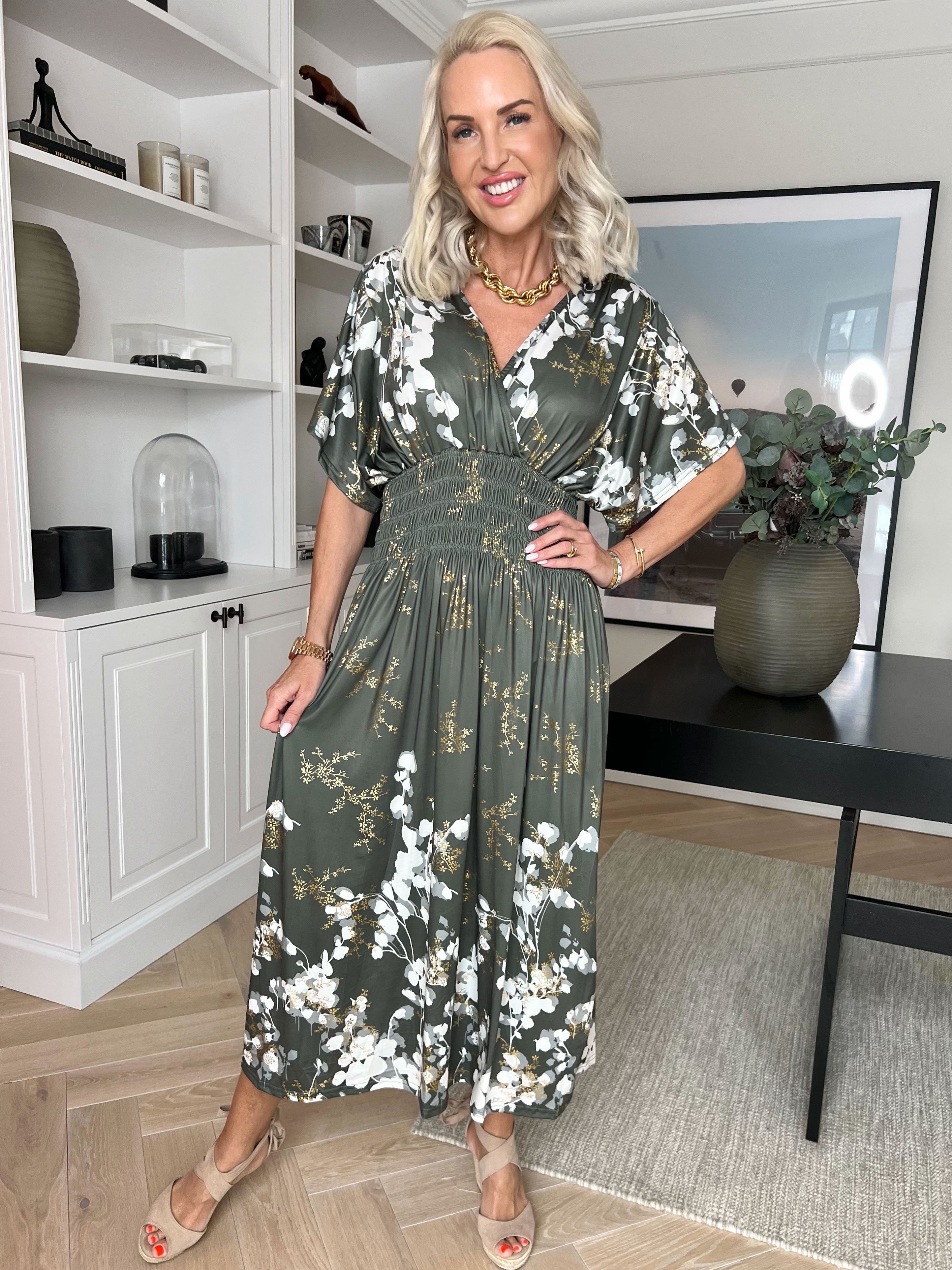 Pams Gilded Midi - Elastisk kjole med blomsterprint og guld blade.