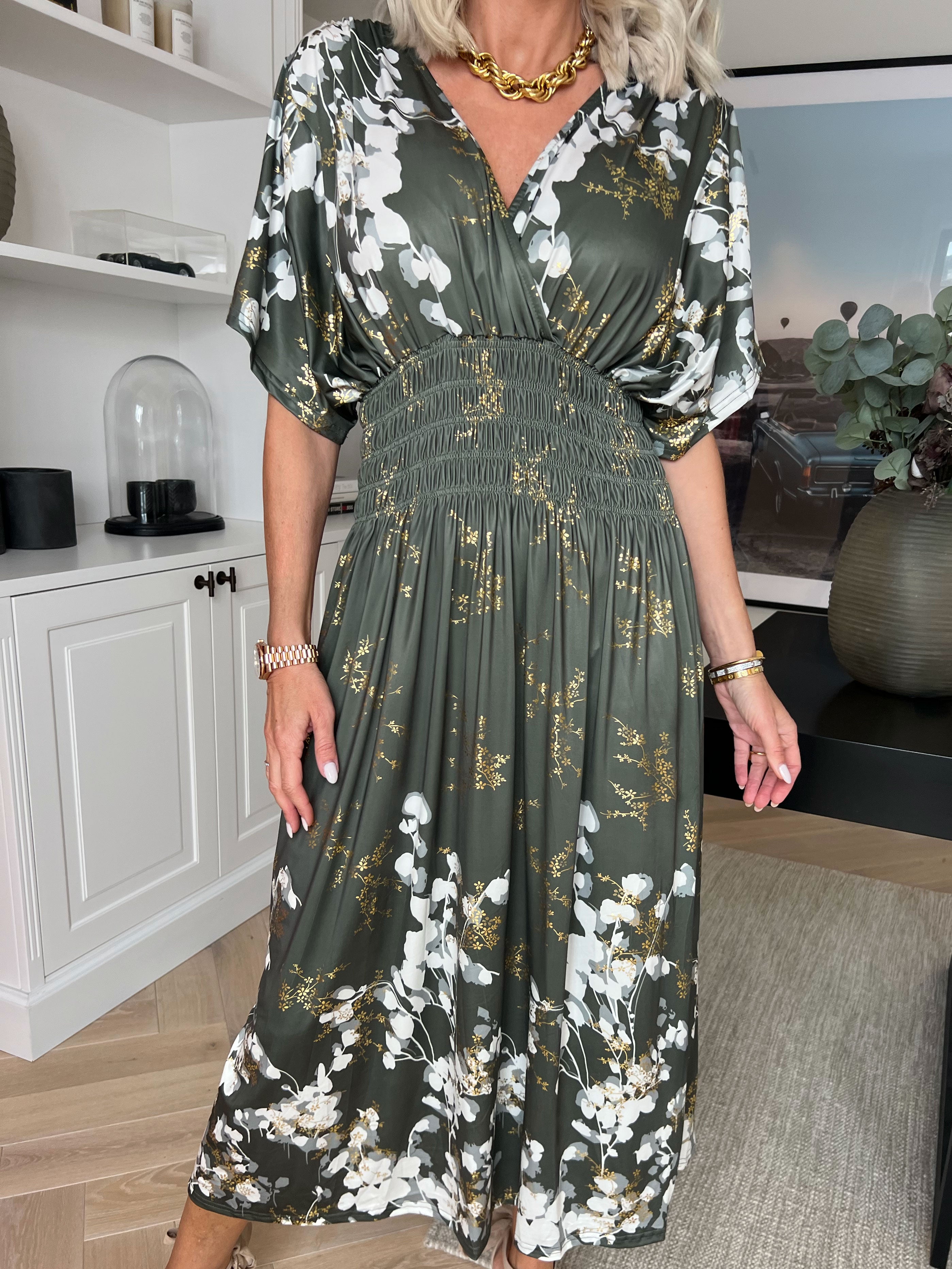 Pams Gilded Midi - Elastisk kjole med blomsterprint og guld blade.