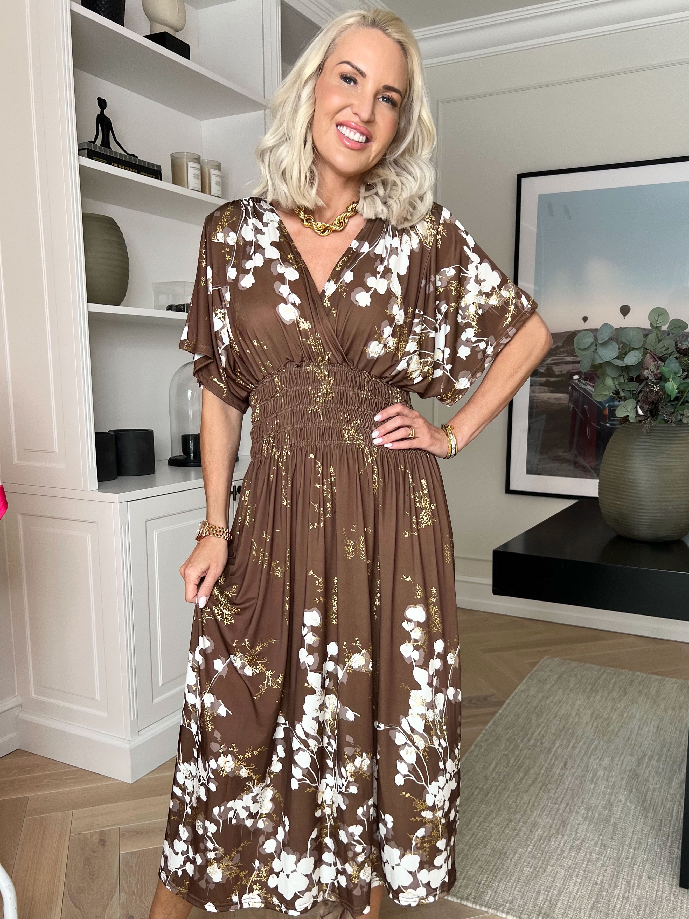 Pams Gilded Midi - Elastisk kjole med blomsterprint og guld blade.