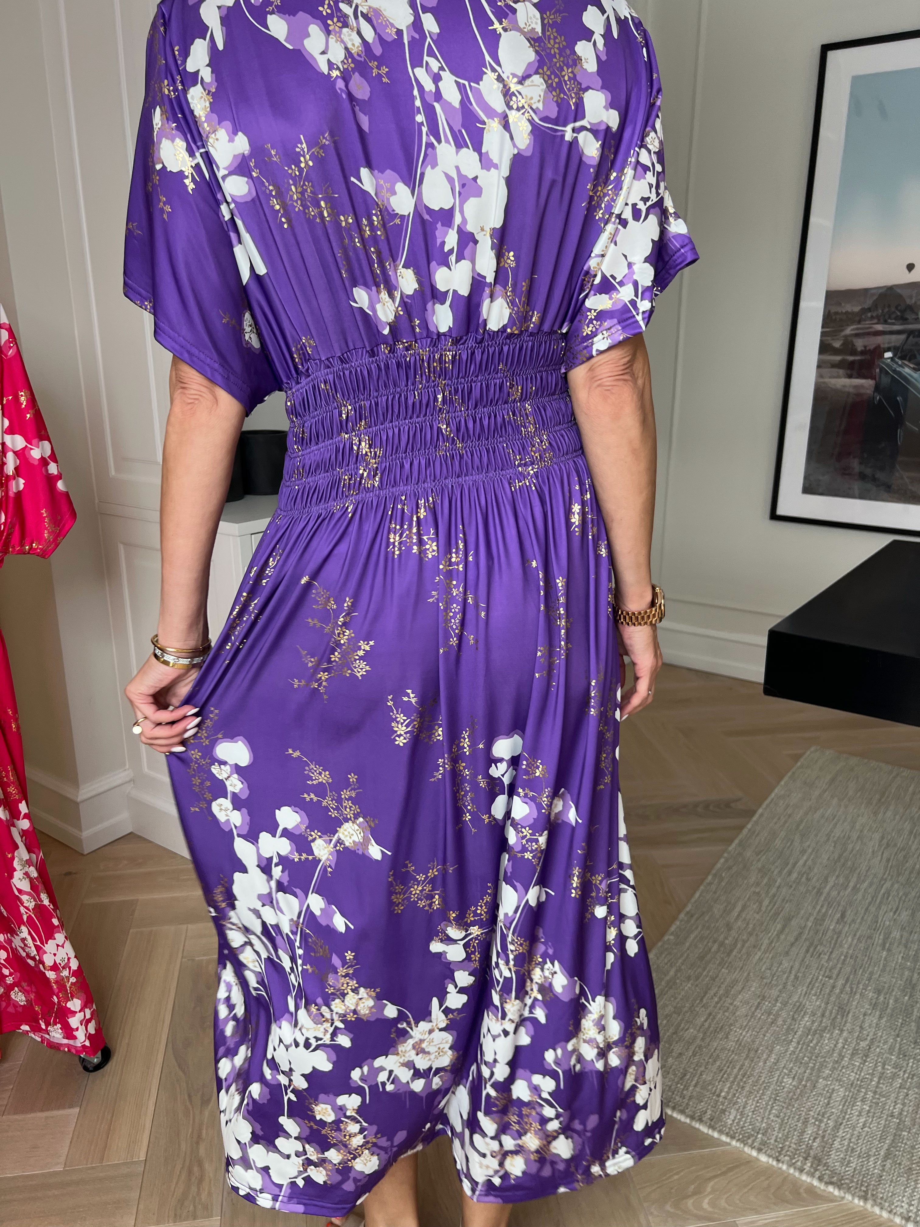 Pams Gilded Midi - Elastisk kjole med blomsterprint og guld blade.