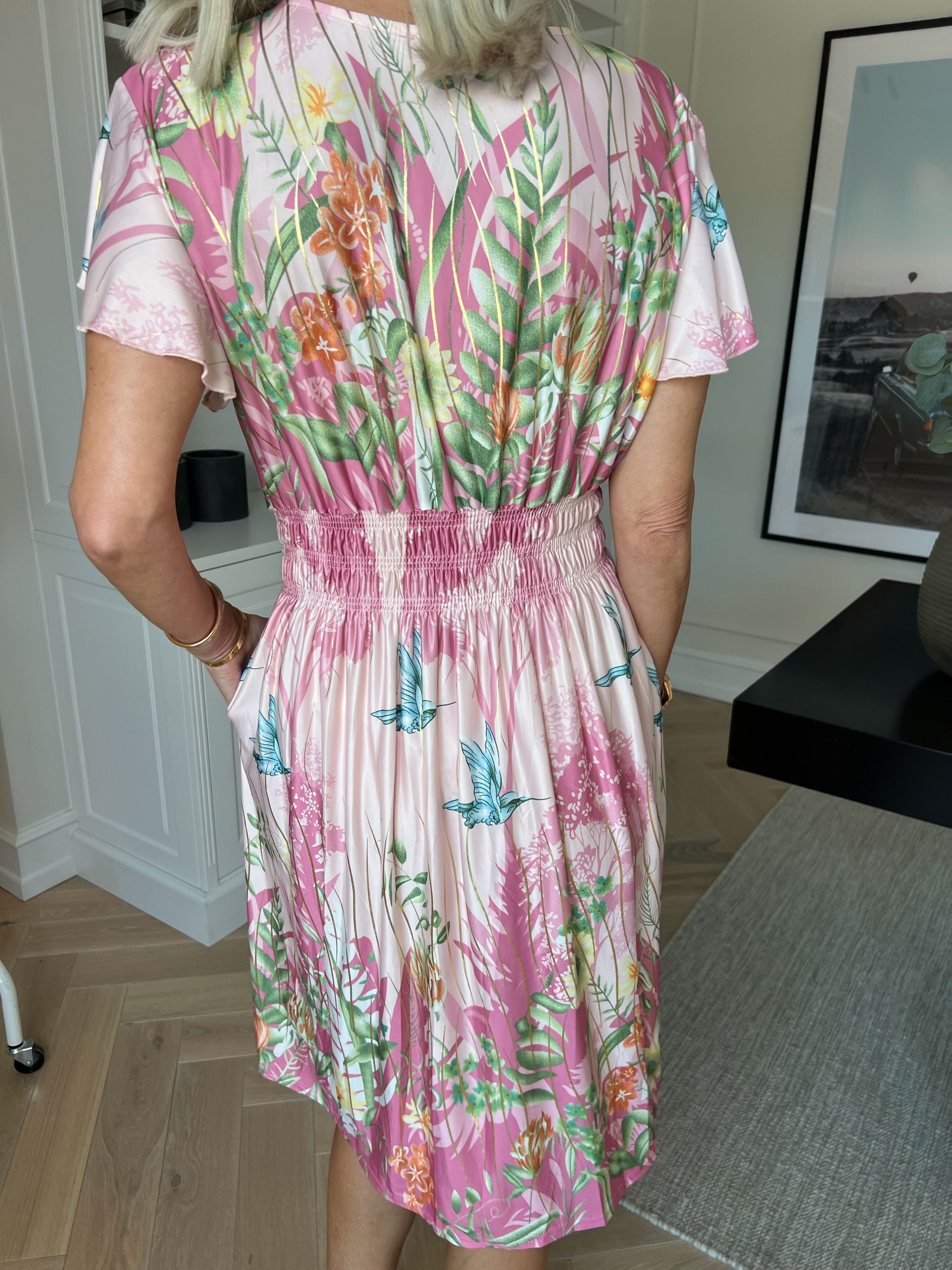 Pams Hummingbird Short - Kort elastisk kjole med fuglemotiver, guld detaljer og lommer