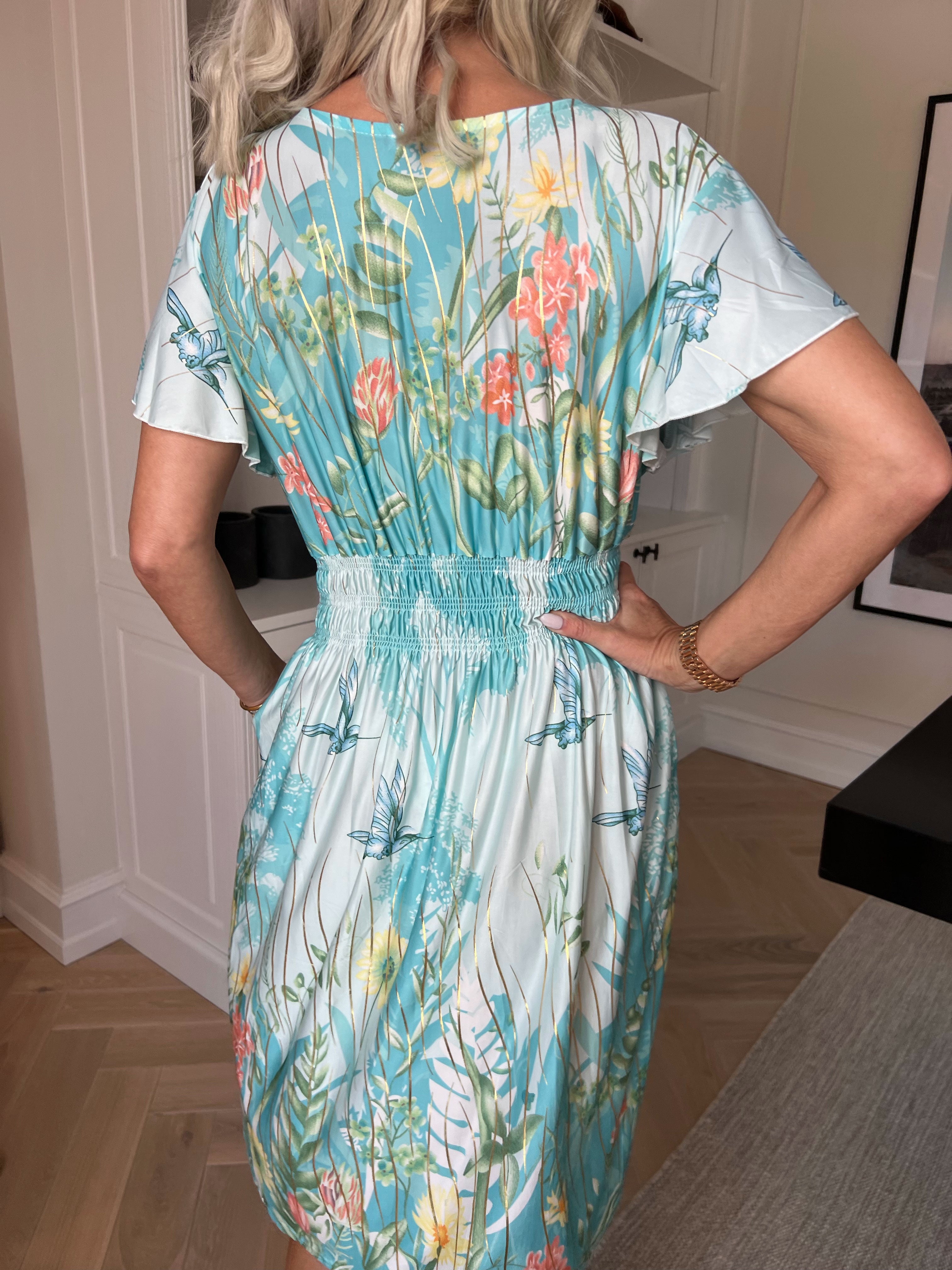 Pams Hummingbird Short - Kort elastisk kjole med fuglemotiver, guld detaljer og lommer