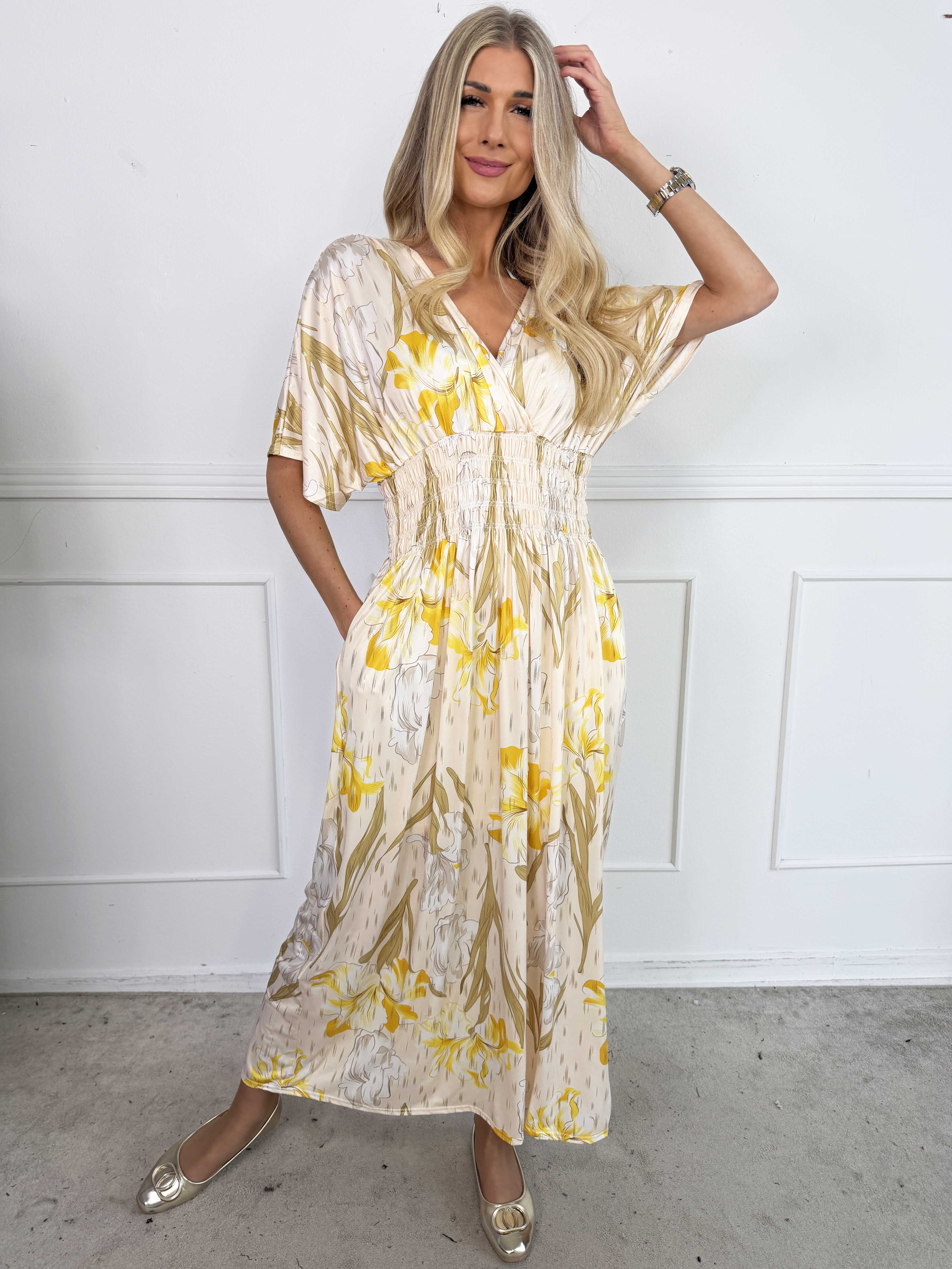 Pams Kvitka - Lang elastisk blomstret kjole med guld detaljer og lommer