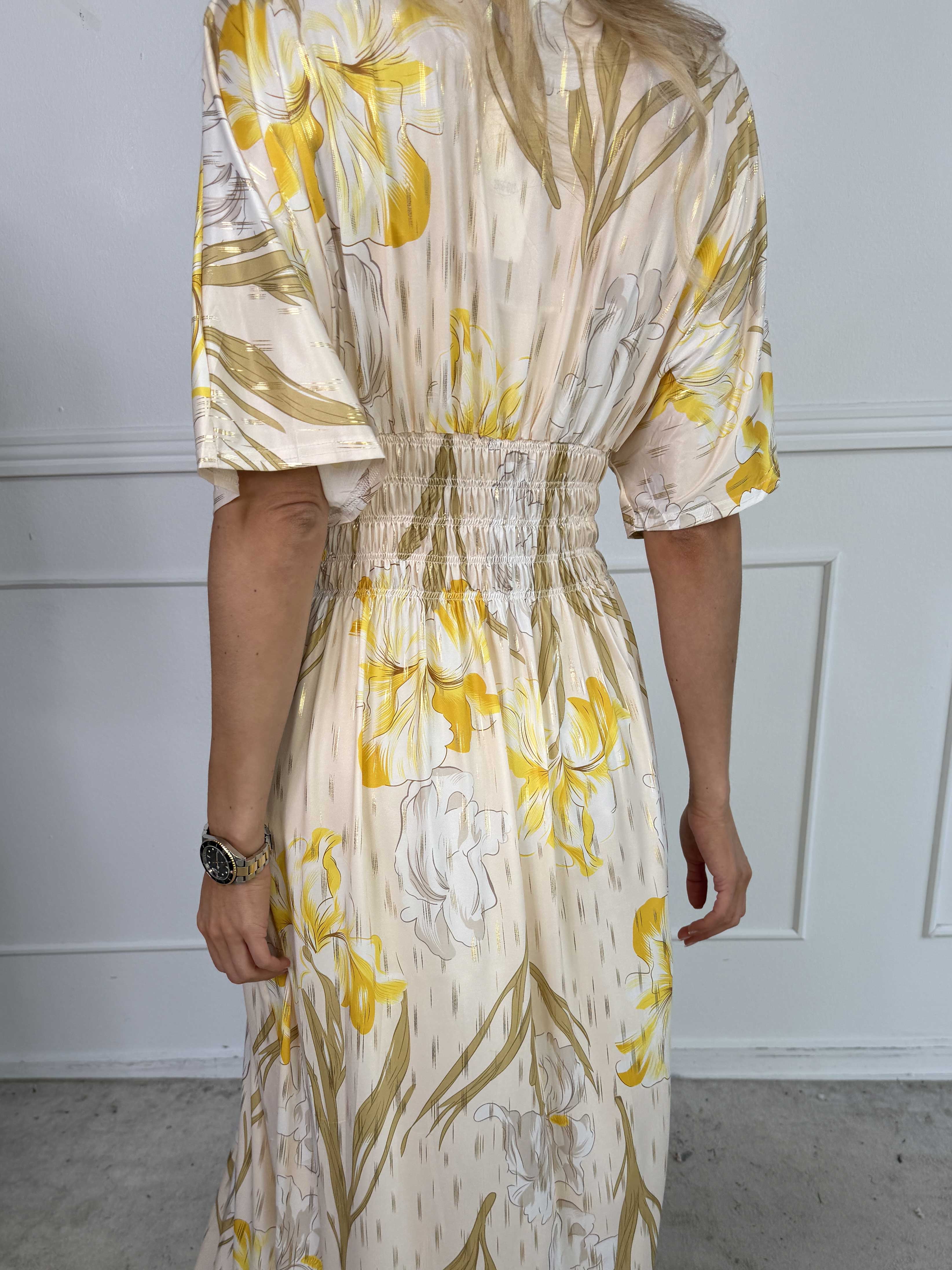 Pams Kvitka - Lang elastisk blomstret kjole med guld detaljer og lommer