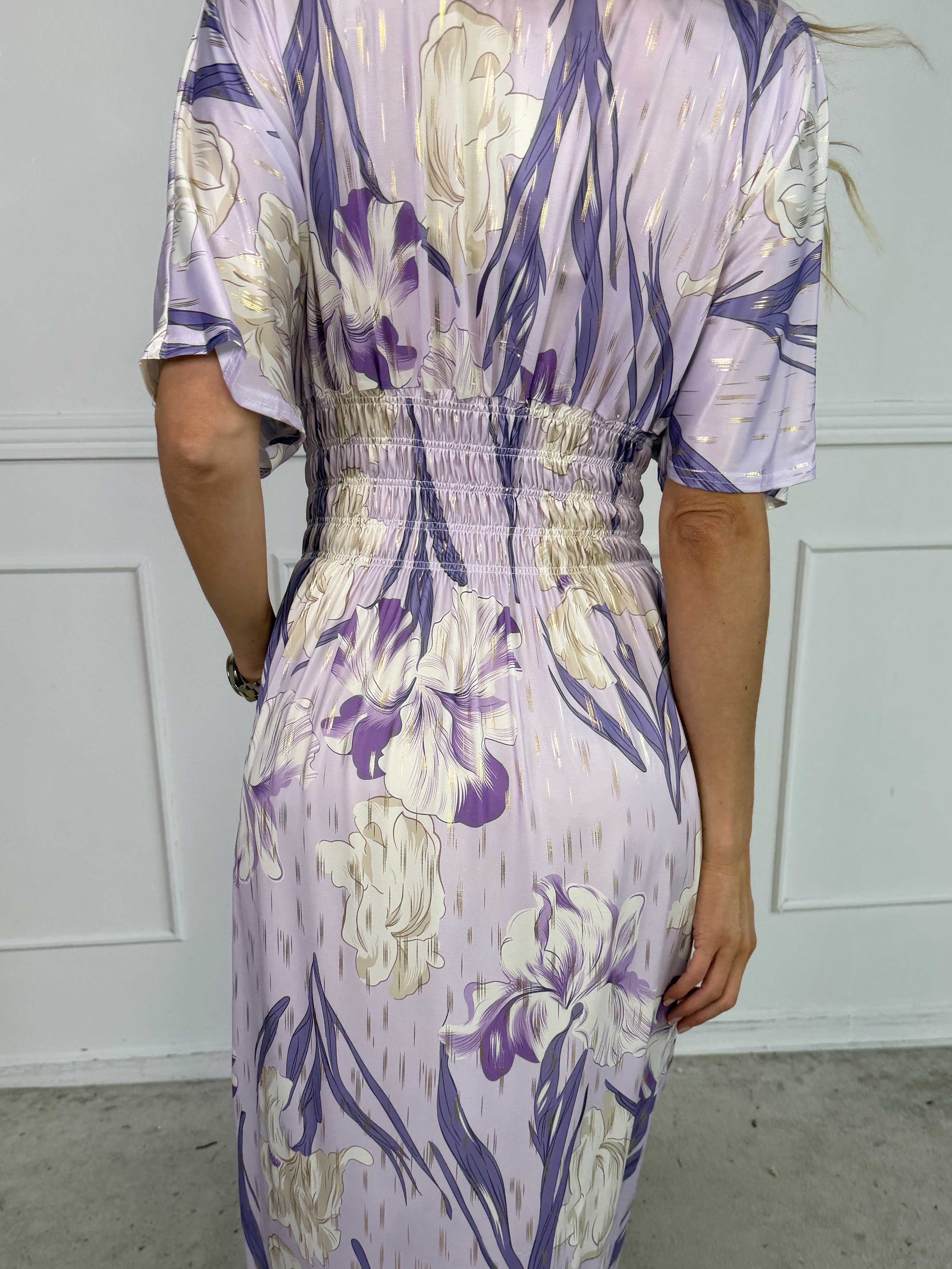 Pams Kvitka - Lang elastisk blomstret kjole med guld detaljer og lommer