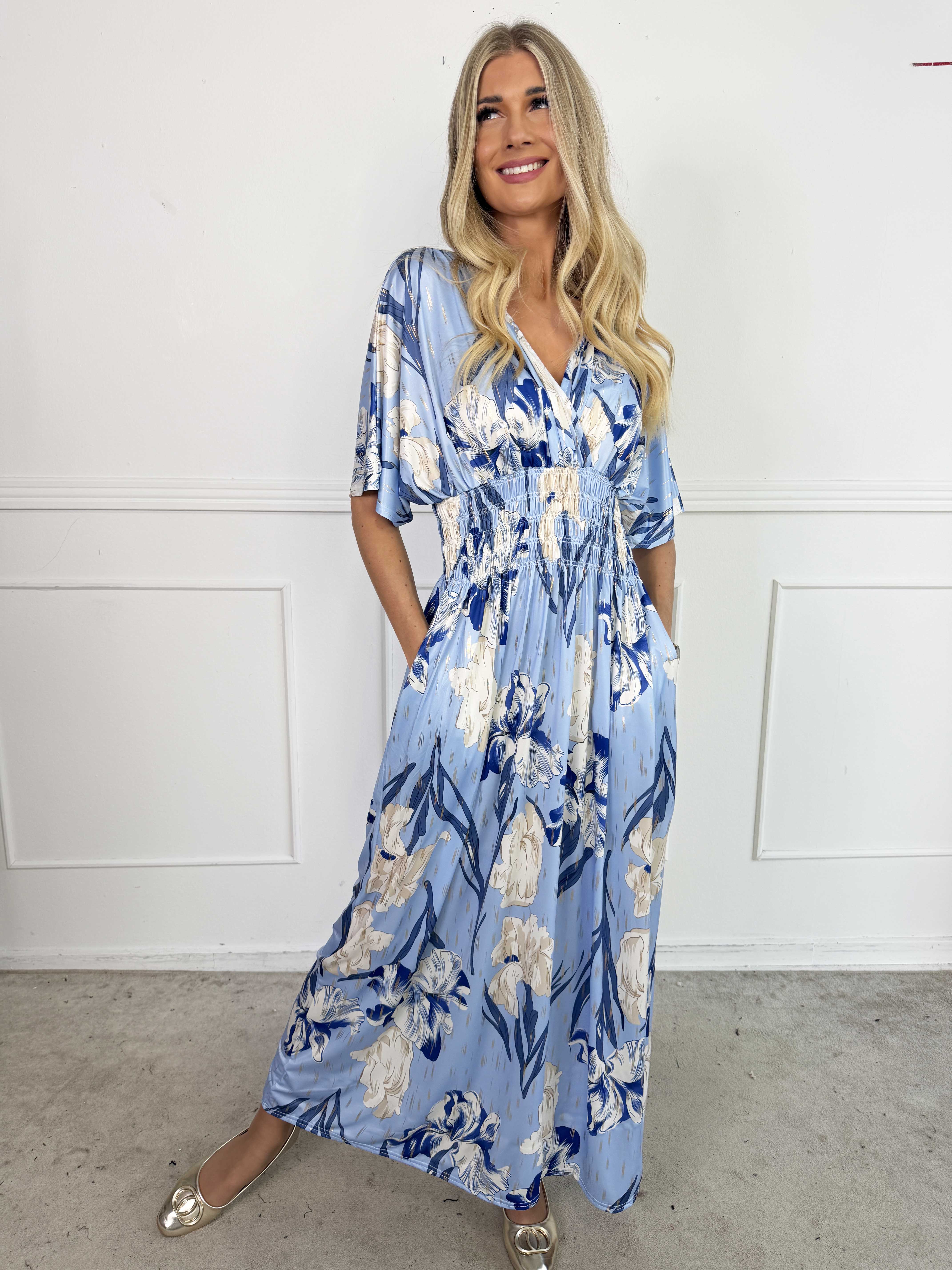 Pams Kvitka - Lang elastisk blomstret kjole med guld detaljer og lommer