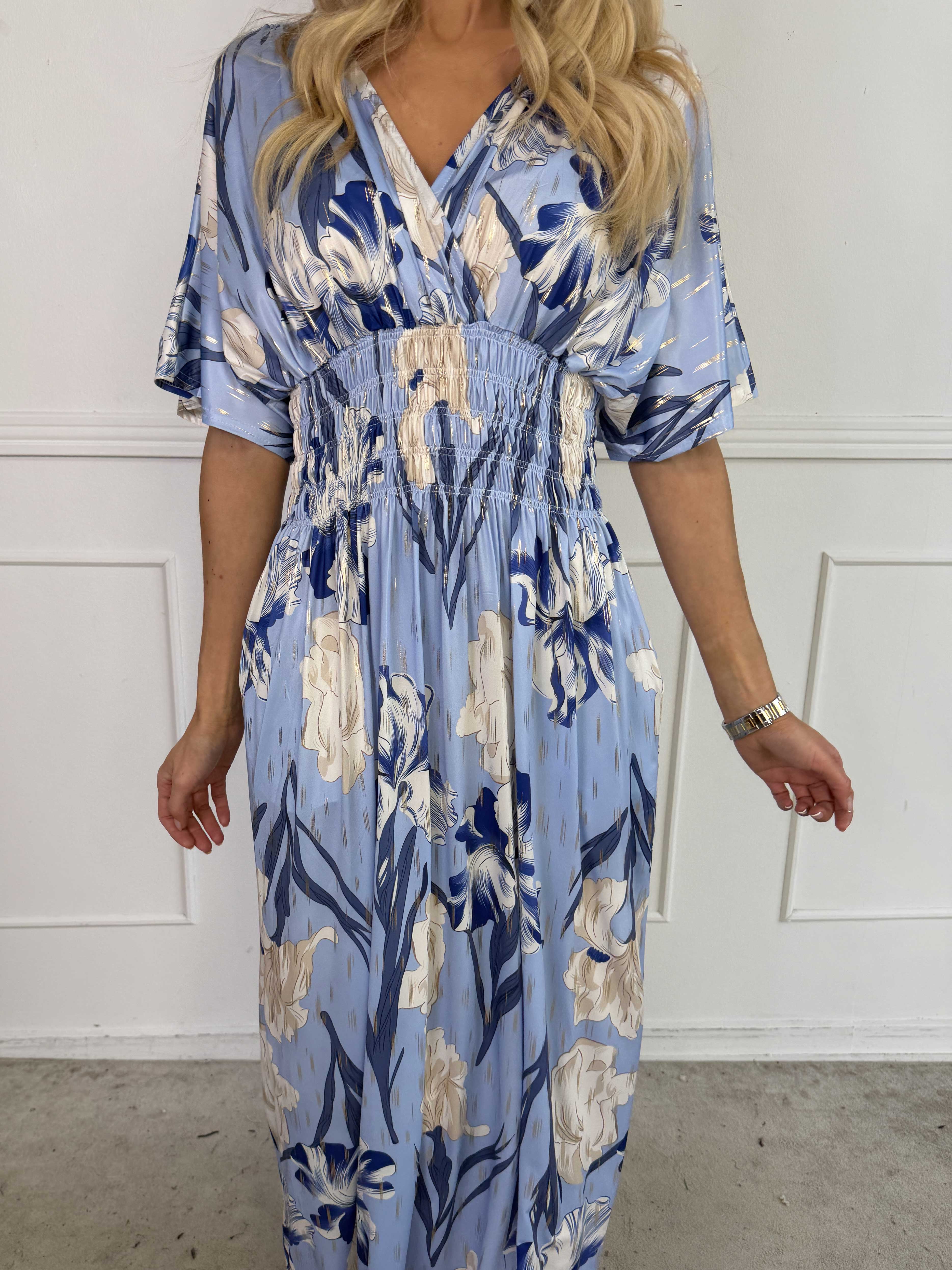 Pams Kvitka - Lang elastisk blomstret kjole med guld detaljer og lommer