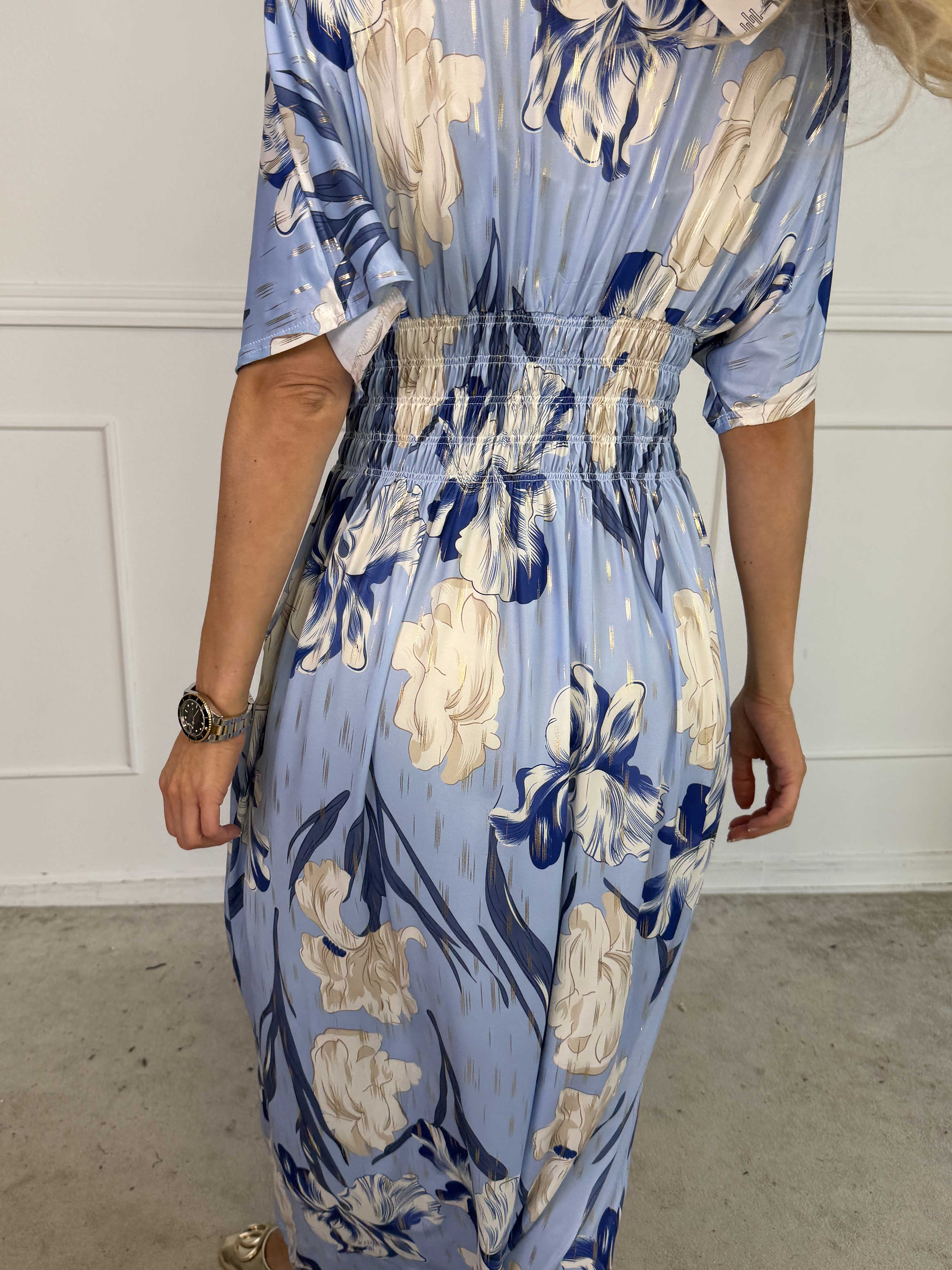 Pams Kvitka - Lang elastisk blomstret kjole med guld detaljer og lommer