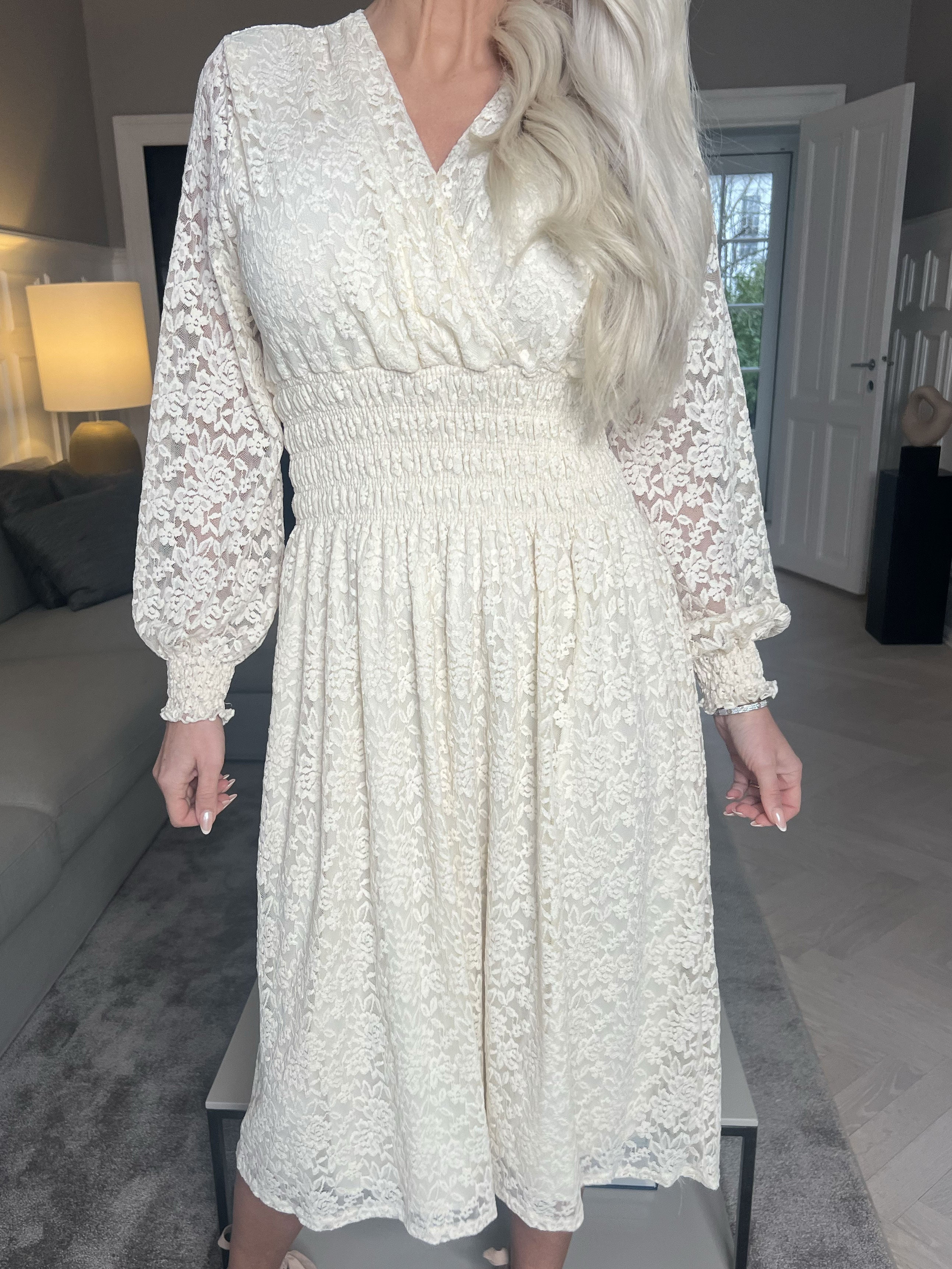 Pams Lace Midi L/S - Elastisk blondekjole med lange ærmer