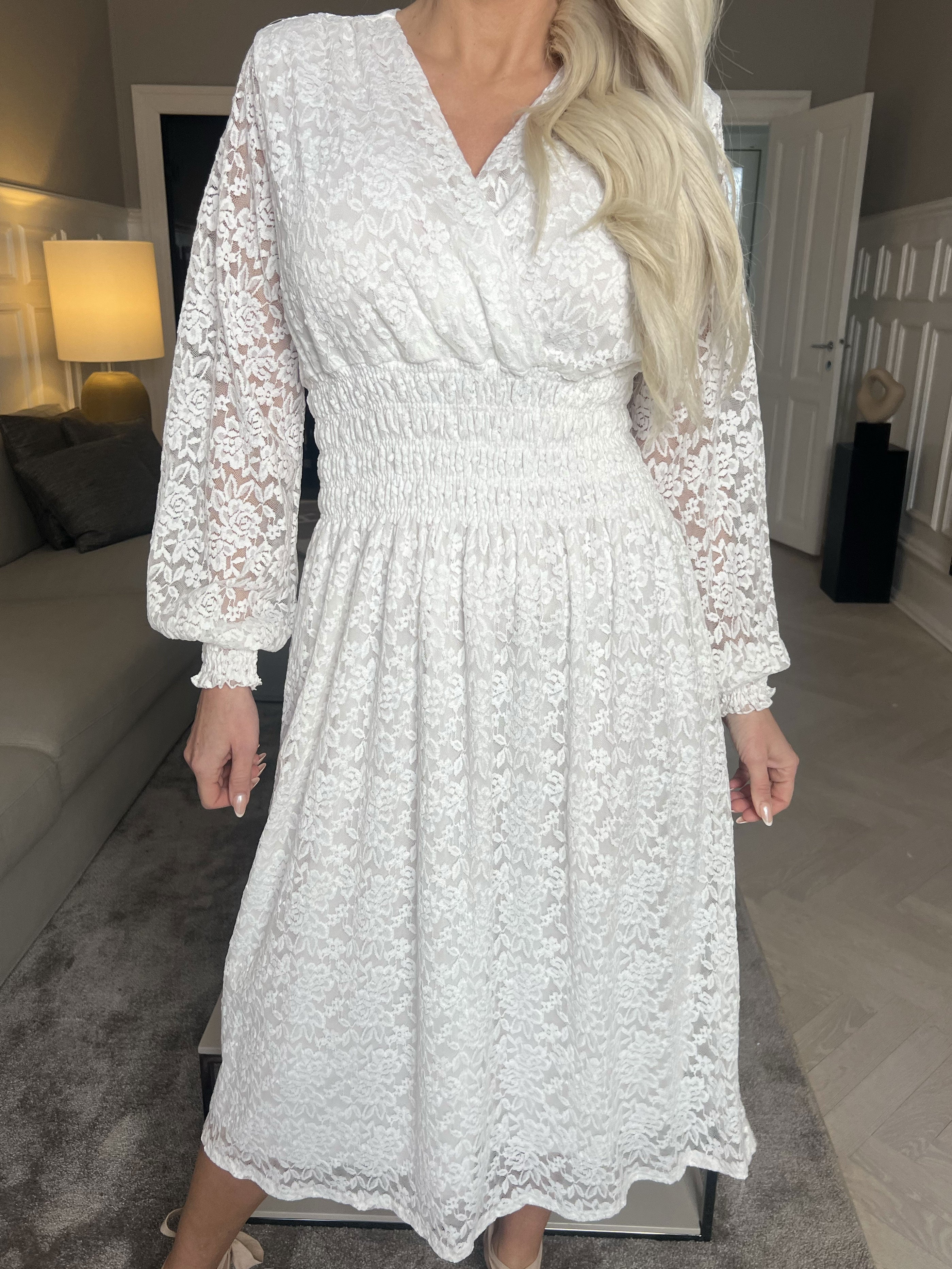 Pams Lace Midi L/S - Elastisk blondekjole med lange ærmer