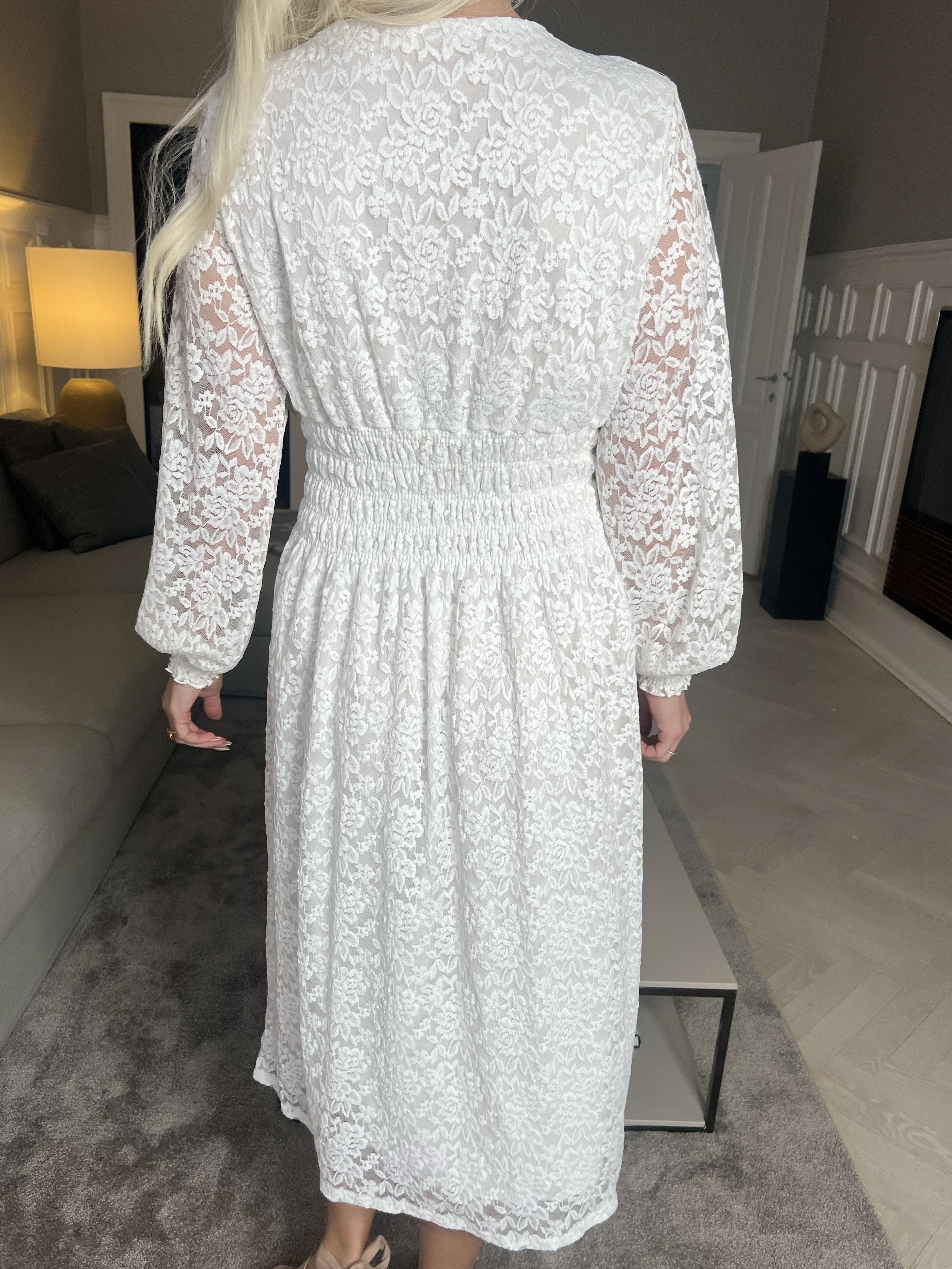 Pams Lace Midi L/S - Elastisk blondekjole med lange ærmer