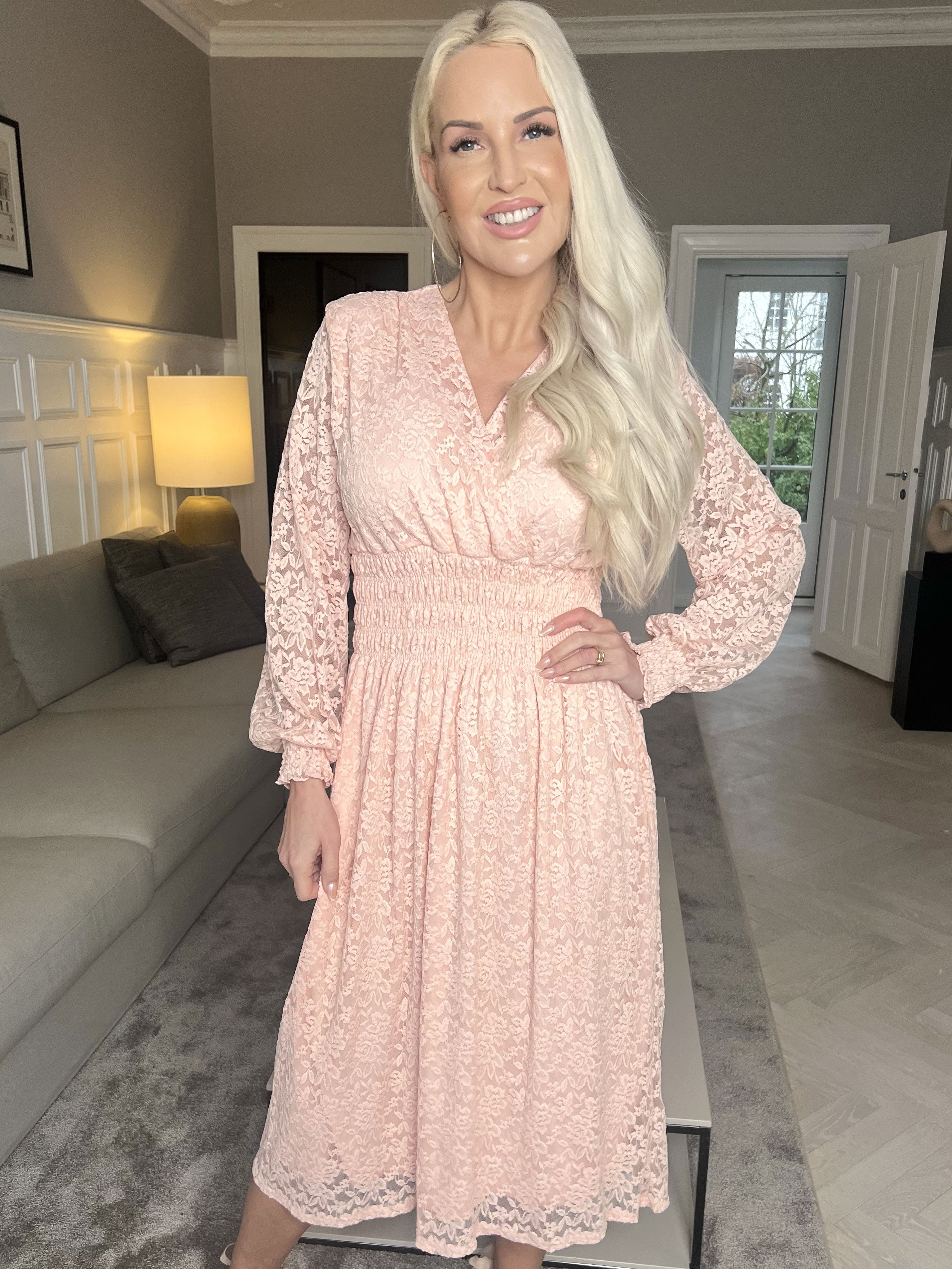 Pams Lace Midi L/S - Elastisk blondekjole med lange ærmer