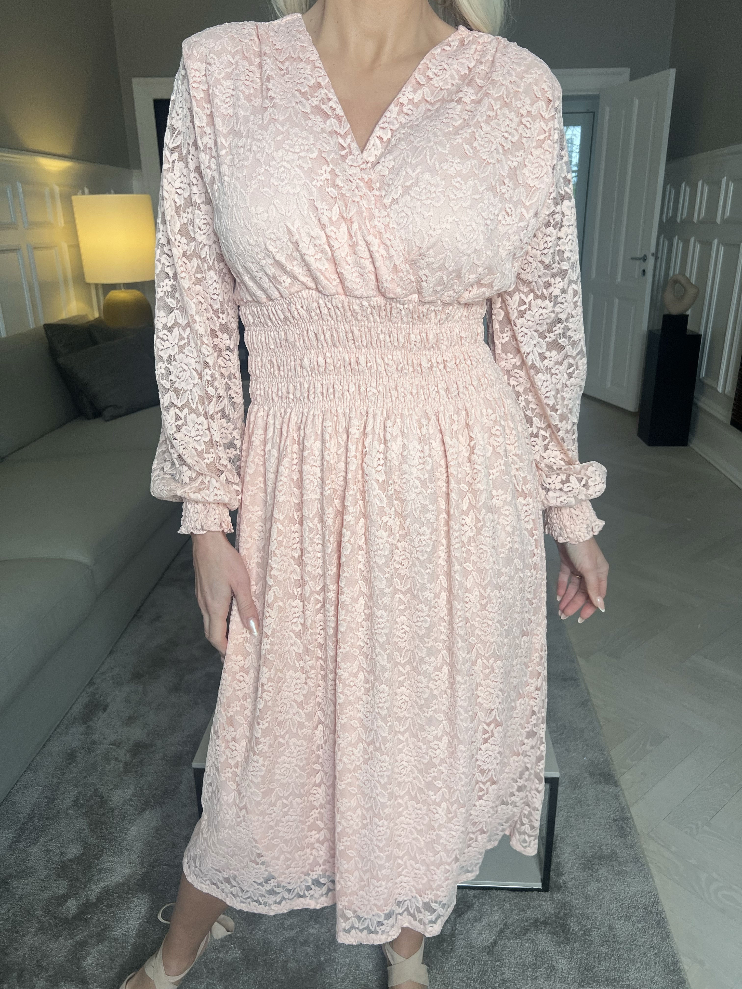 Pams Lace Midi L/S - Elastisk blondekjole med lange ærmer