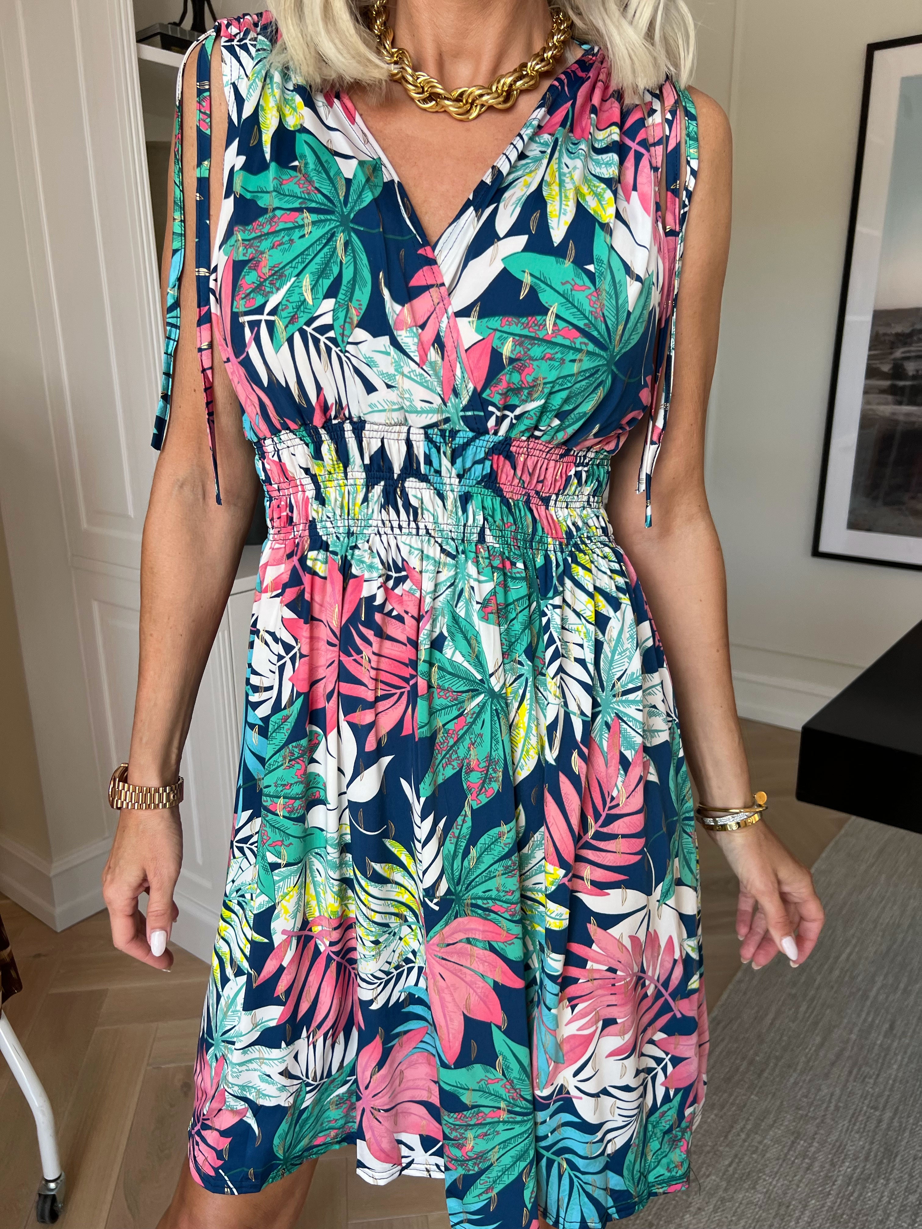 Pams Leaf Short - Kort elastisk kjole med bladmotiver og guld detaljer