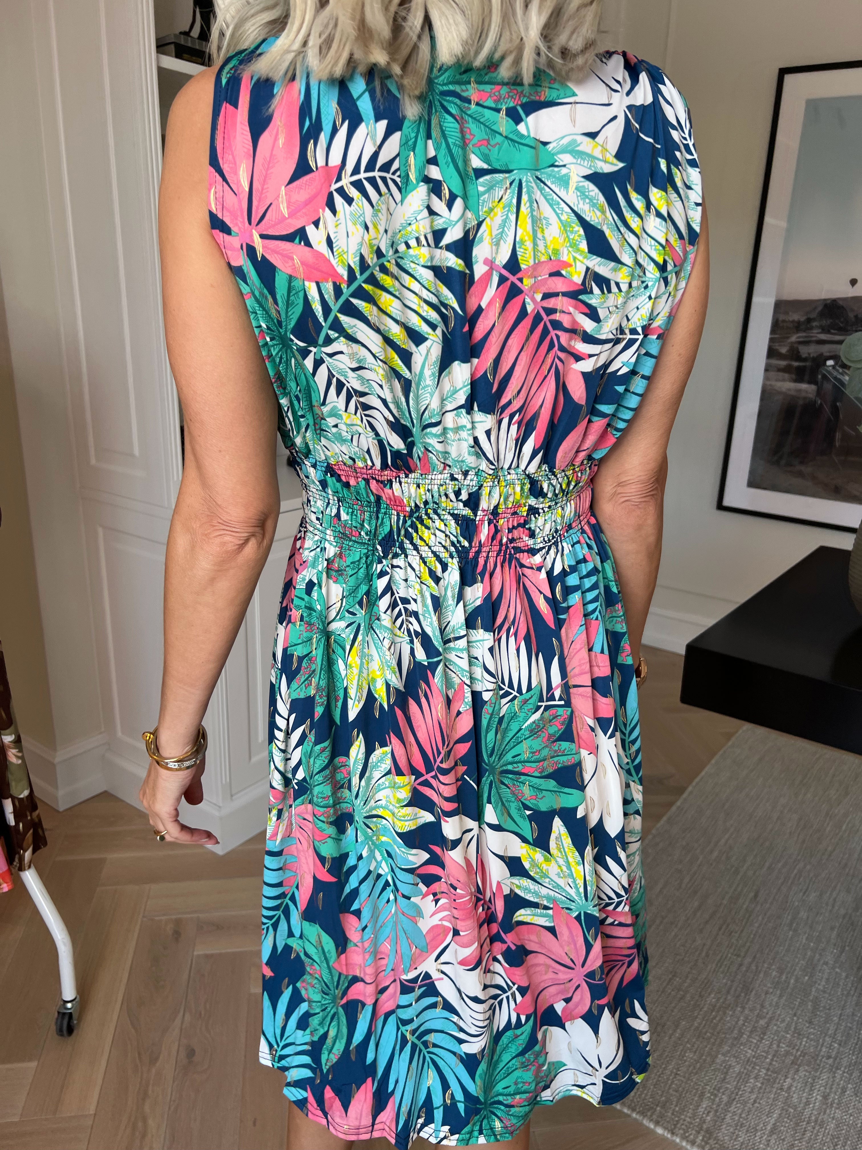 Pams Leaf Short - Kort elastisk kjole med bladmotiver og guld detaljer