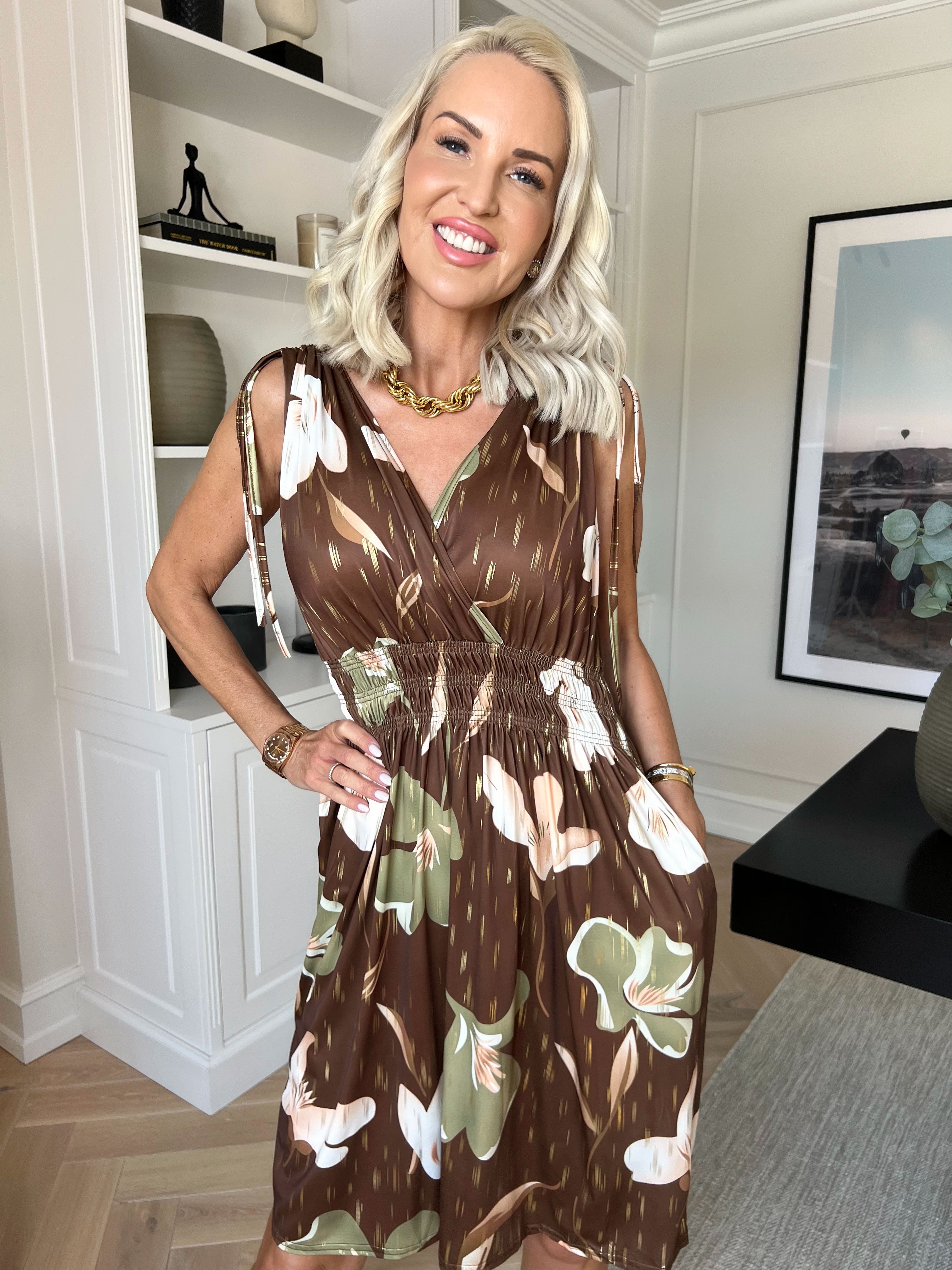 Pams Petal Short - Kort elastisk kjole med kronblade og guld detaljer