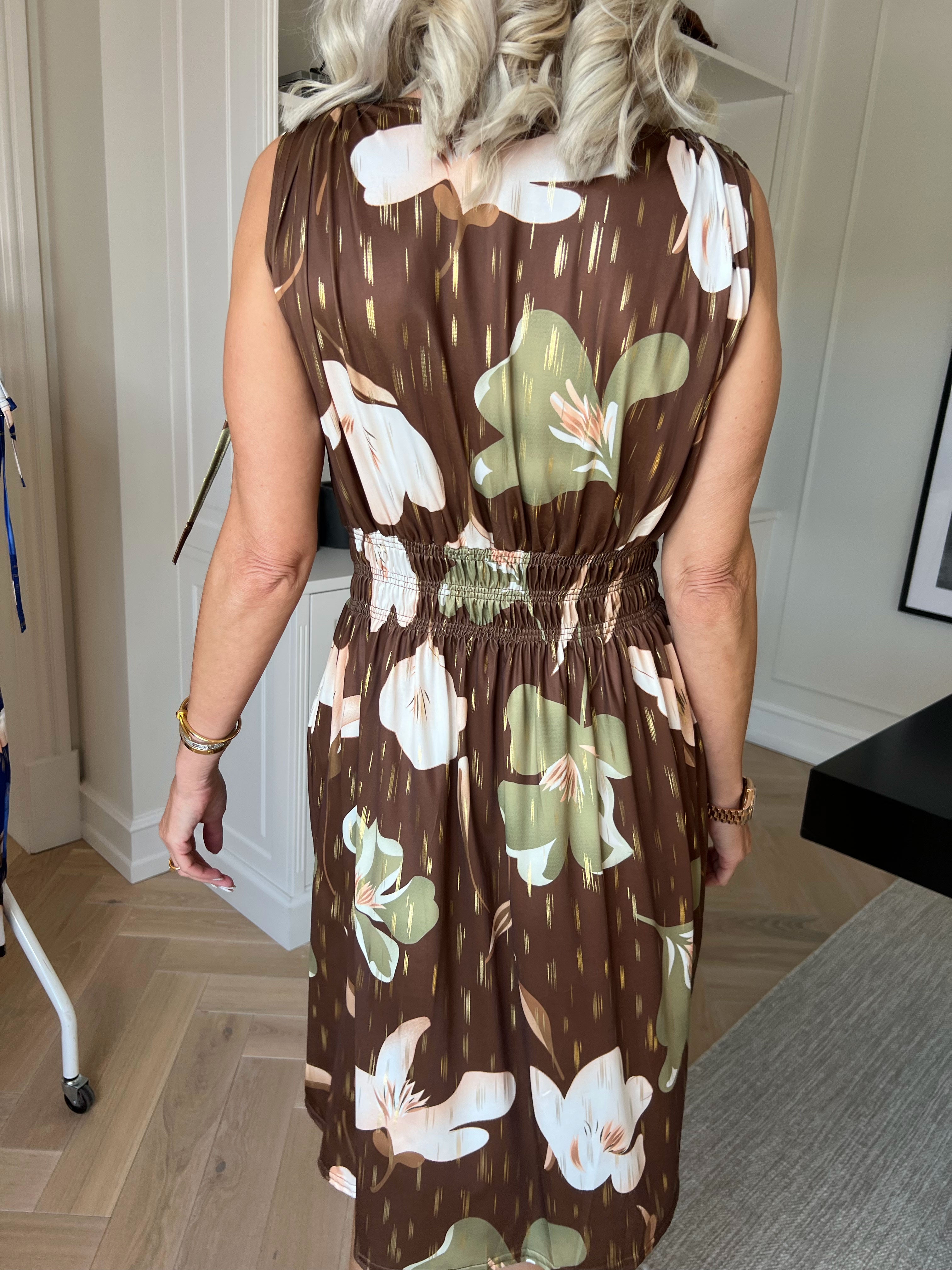 Pams Petal Short - Kort elastisk kjole med kronblade og guld detaljer