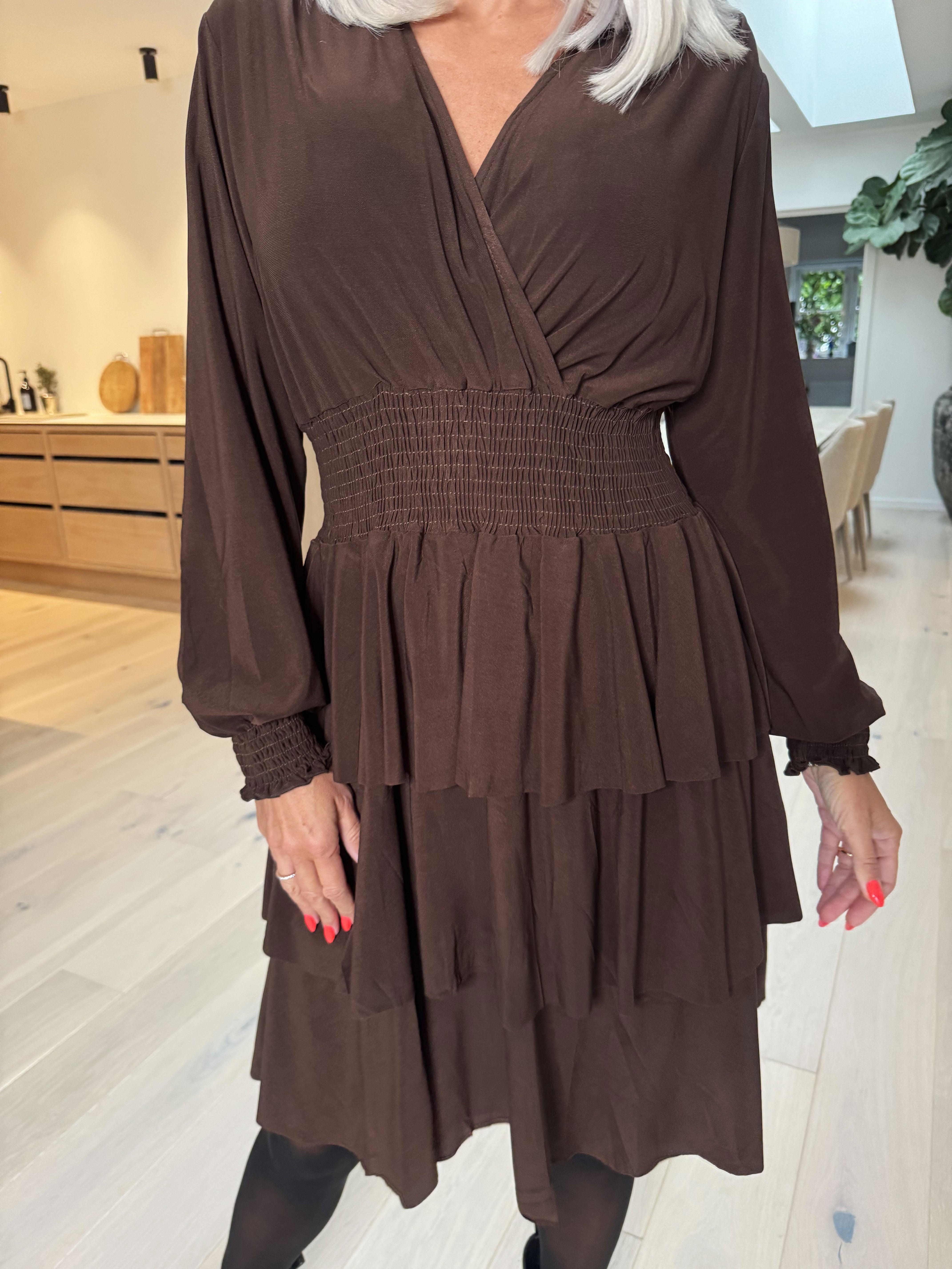 Pams Plain Frills - Sød ensfarvet elastisk kjole med flæser