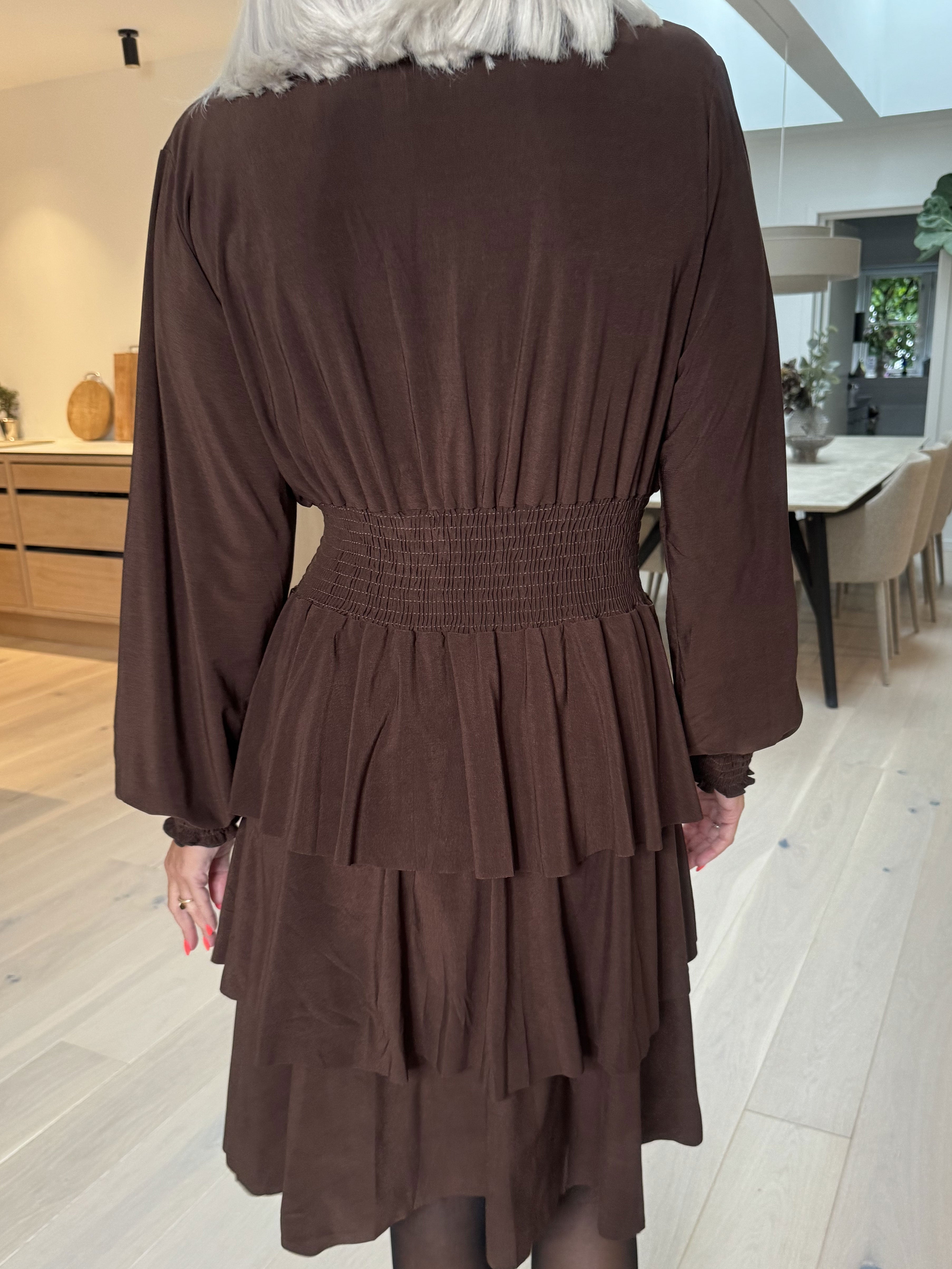 Pams Plain Frills - Sød ensfarvet elastisk kjole med flæser