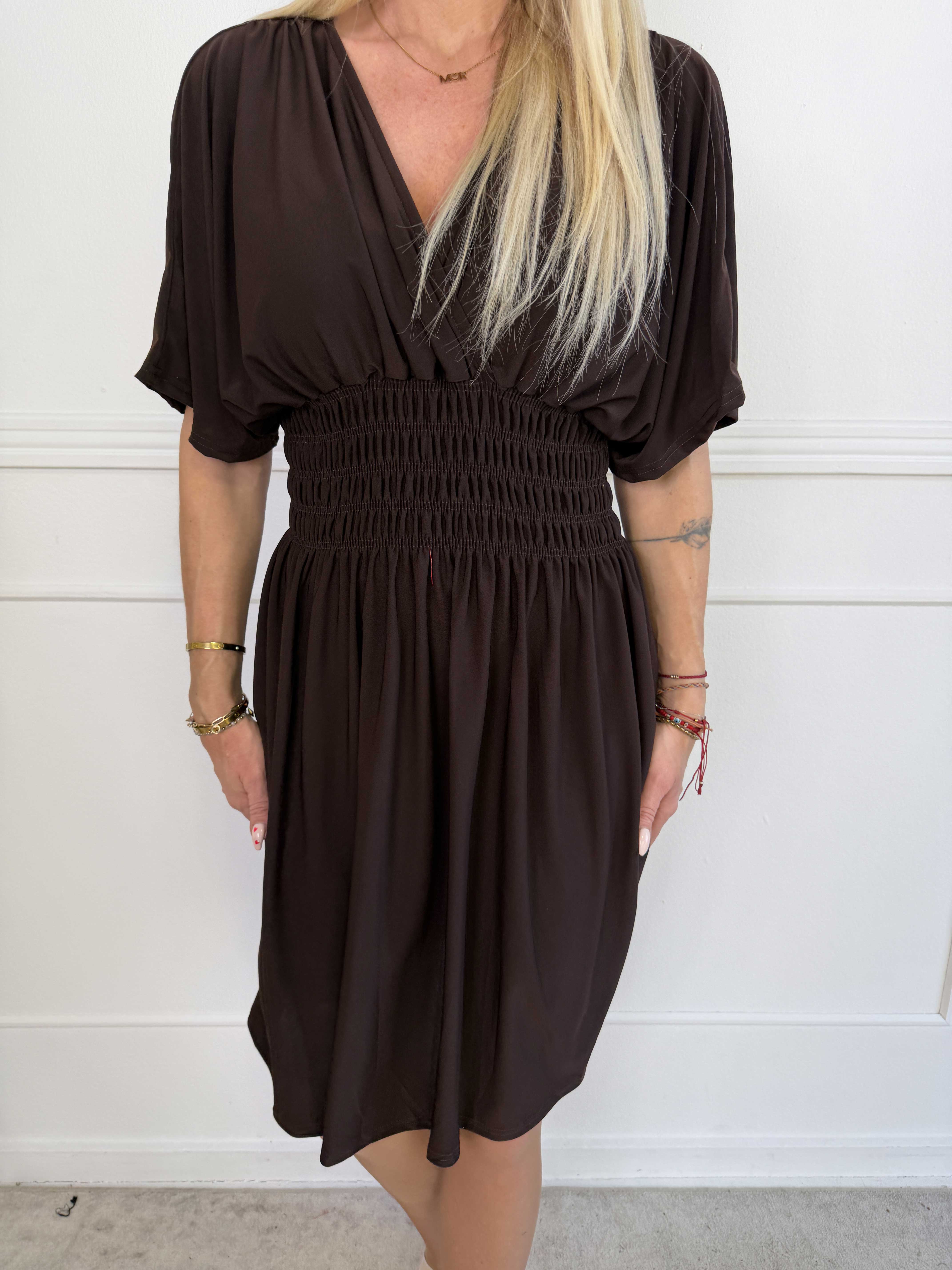 Pams Plain Short - Elastisk kjole med smock i taljen