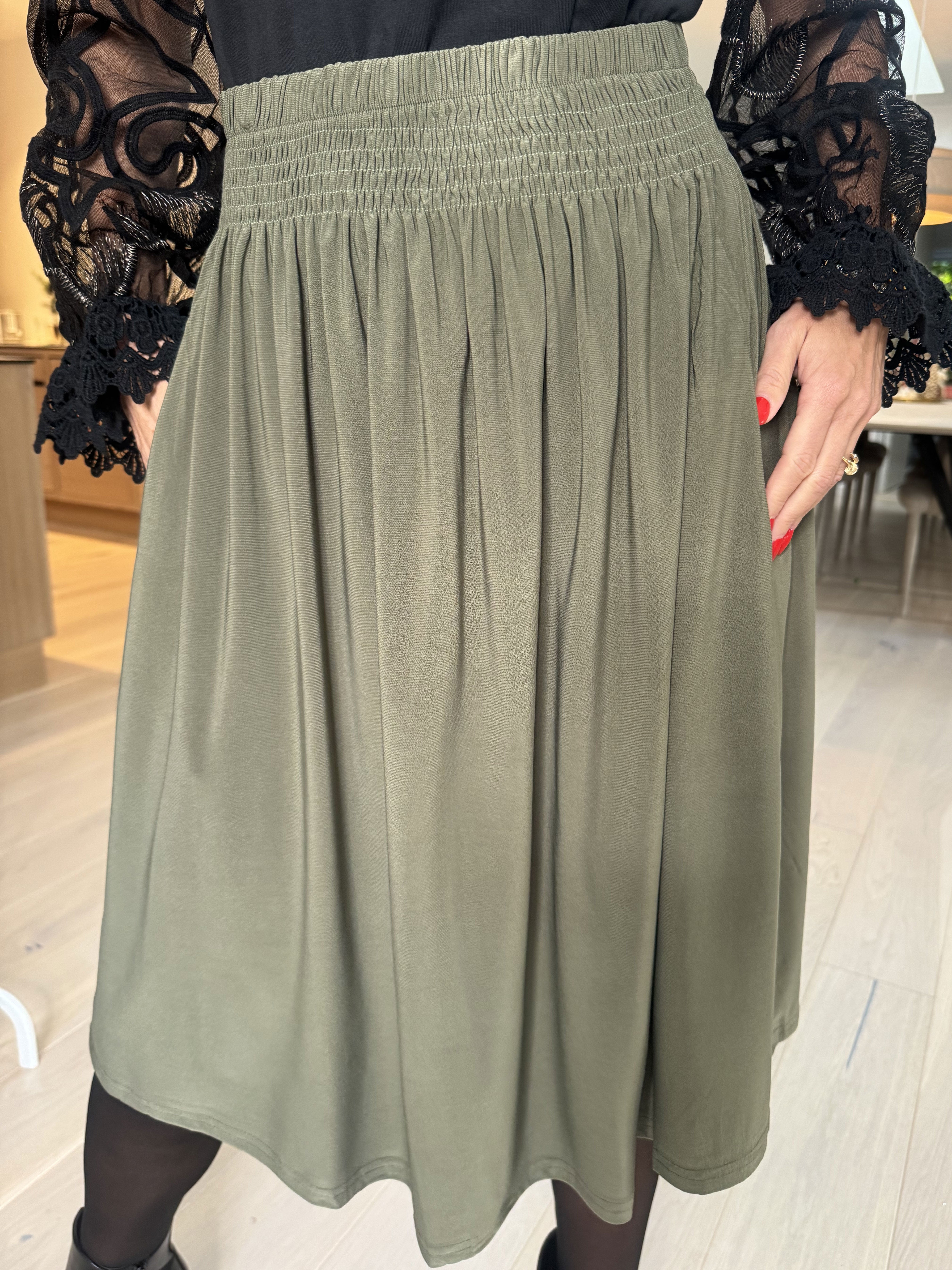 Pams Plain Skirt - Ensfarvet nederdel i elastisk stof