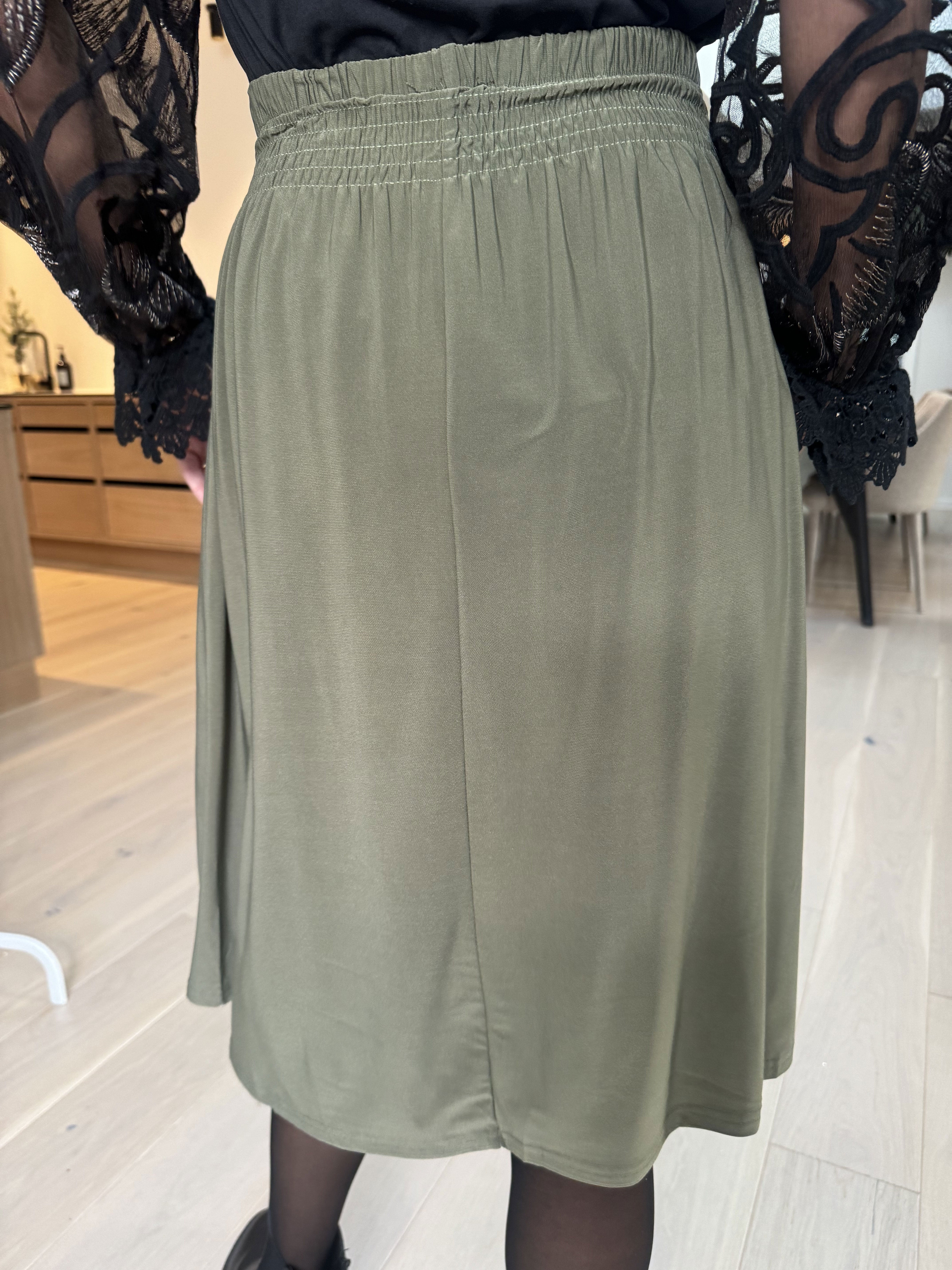 Pams Plain Skirt - Ensfarvet nederdel i elastisk stof