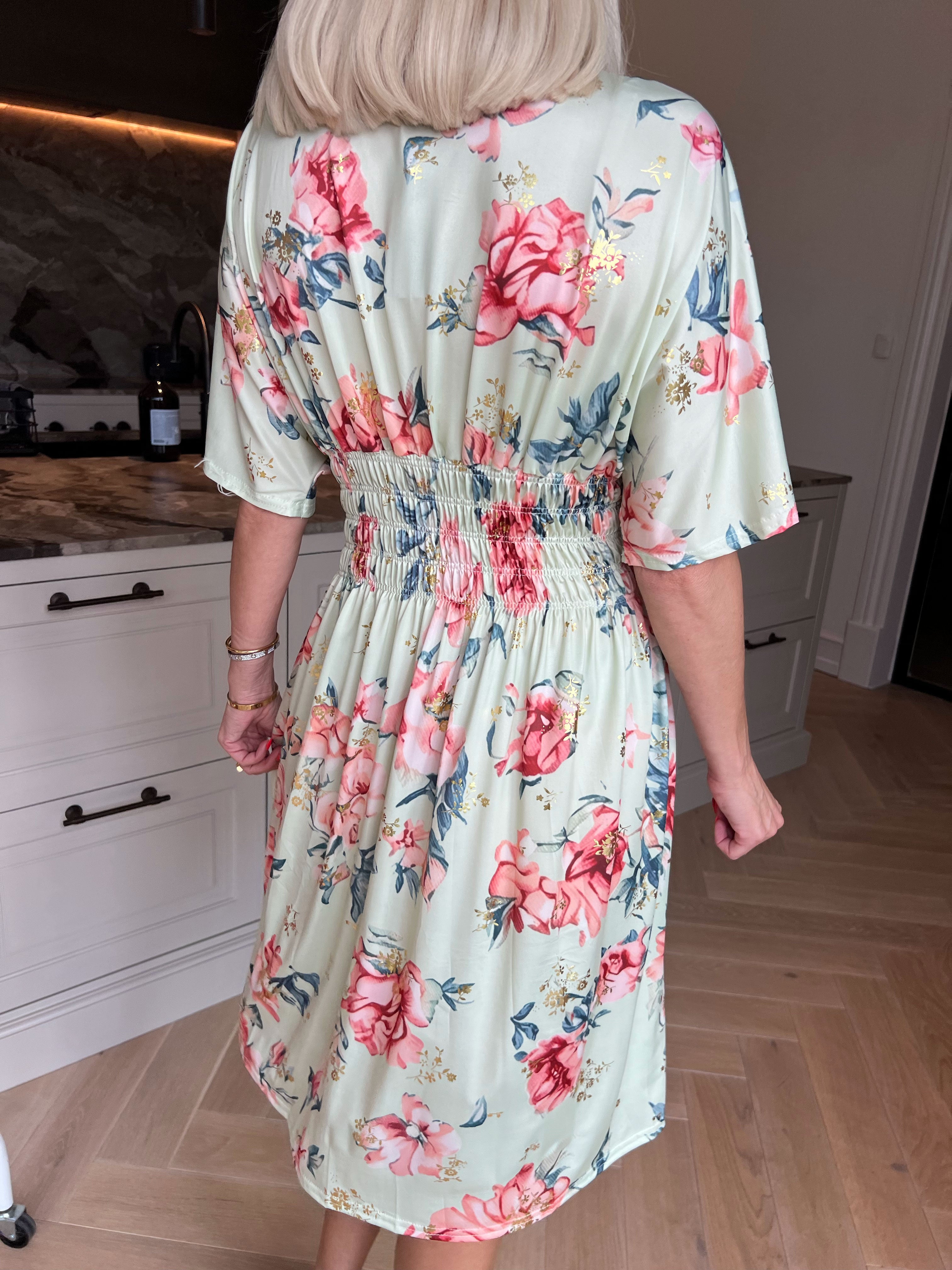 Pams Rosette Short - Elastisk kjole med fine blomster og guld detaljer