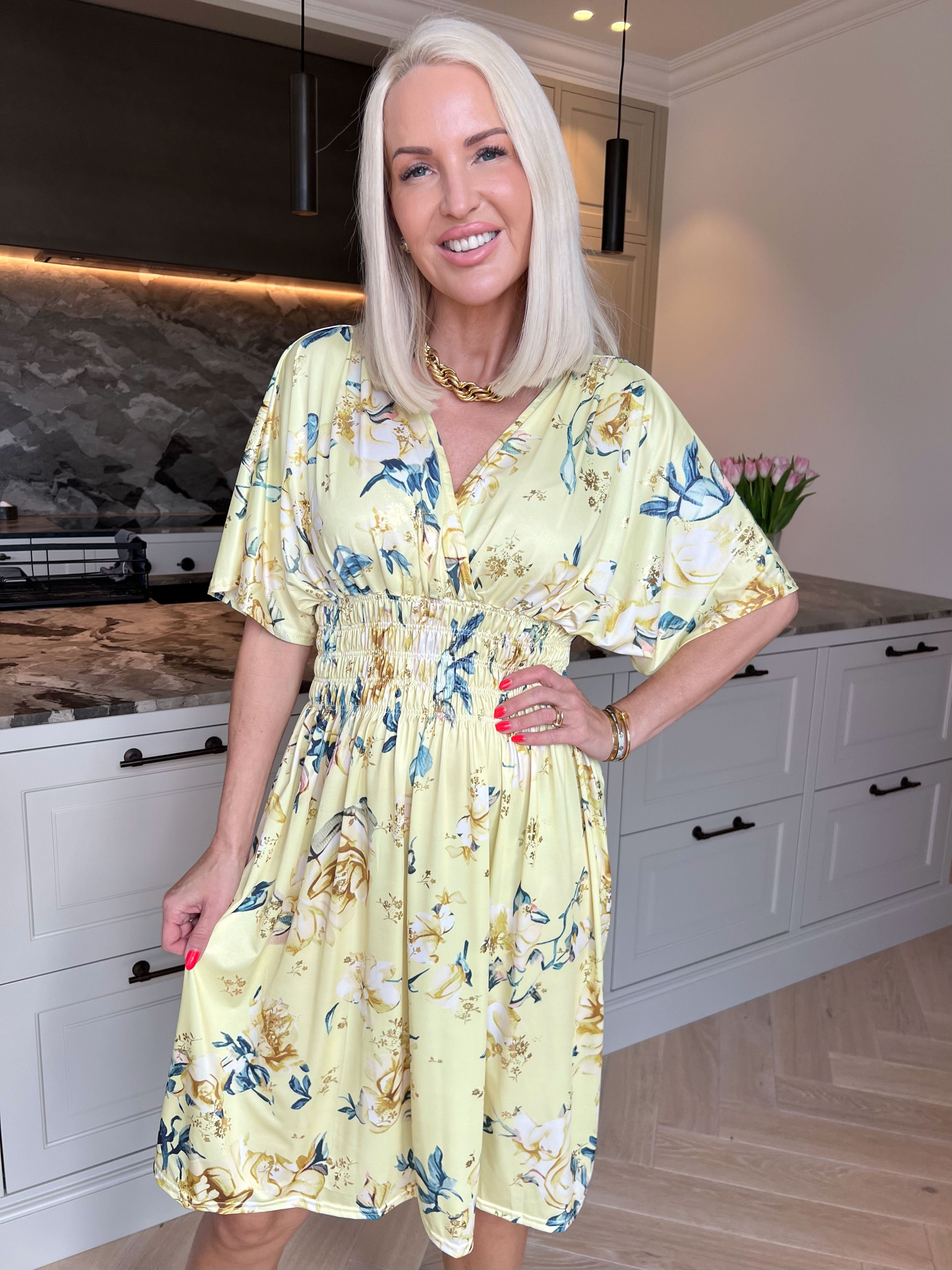 Pams Rosette Short - Elastisk kjole med fine blomster og guld detaljer